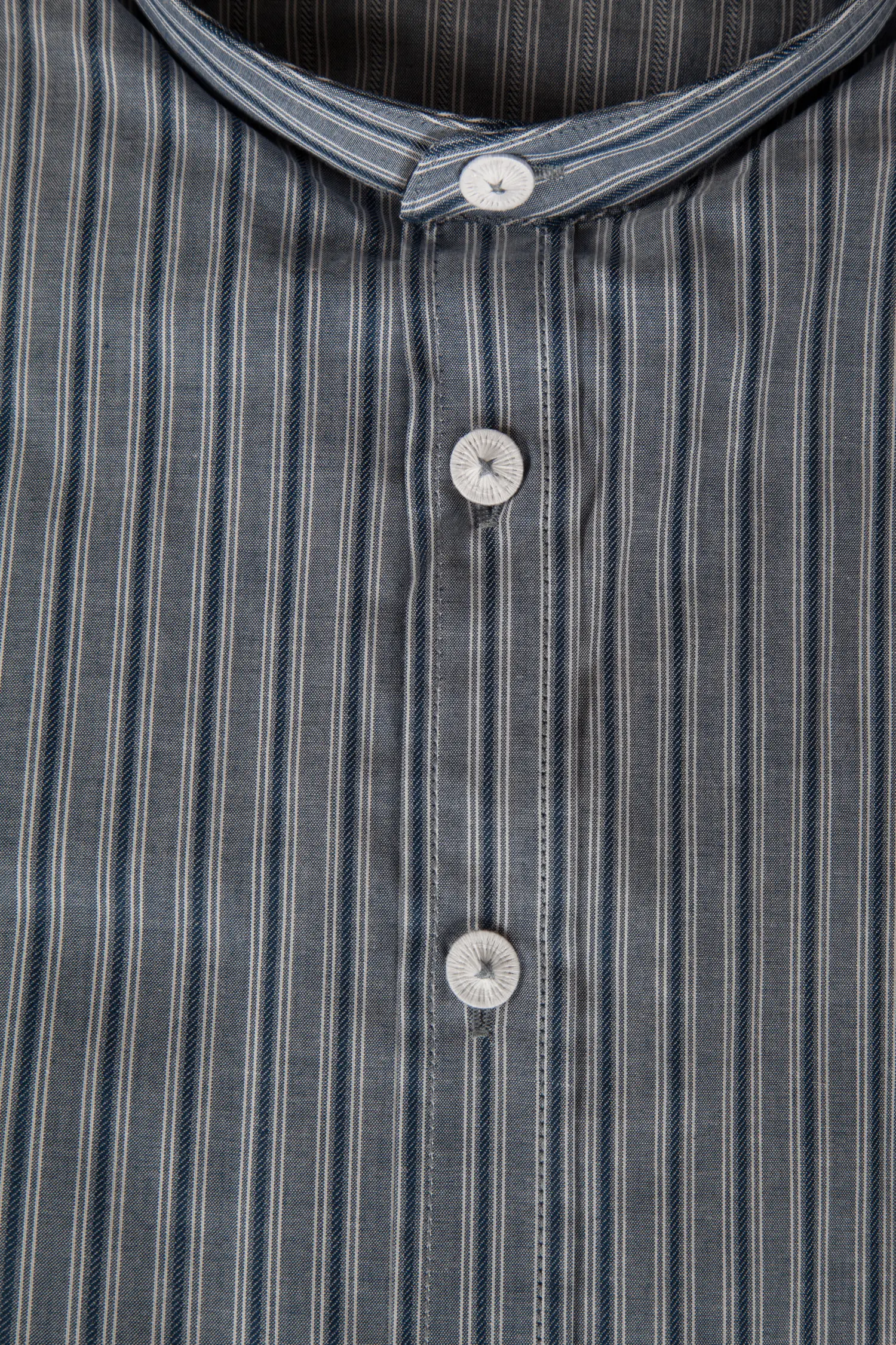 Trachtenhemd grau/blau - Detail Knöpfe