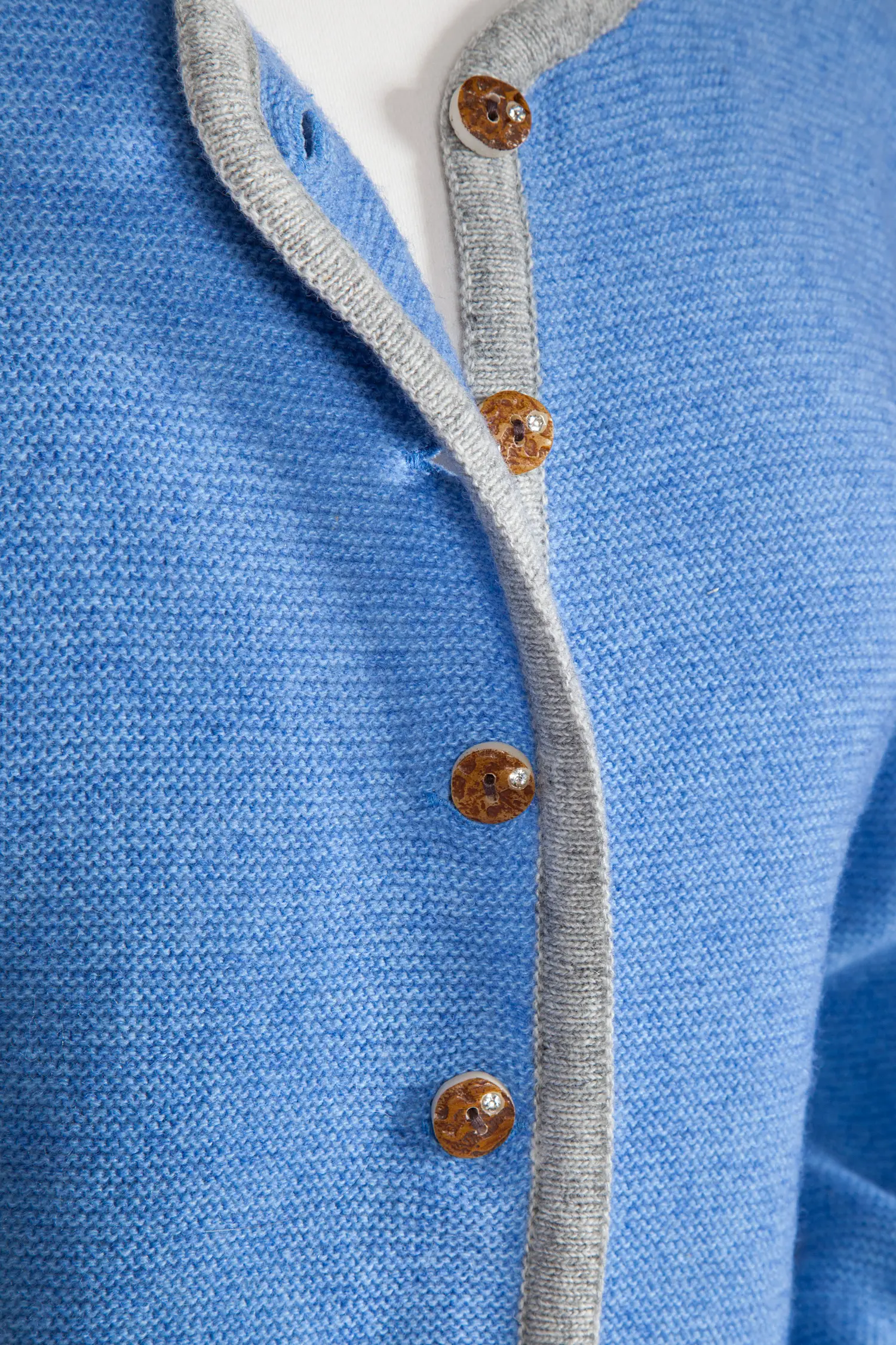 Trachtenstrickjacke Caro in blau - Detail Knöpfe