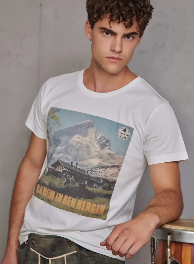 Herrentrachtenshirt "Daheim in den Bergen" von Vronikaa daheim vronikaa