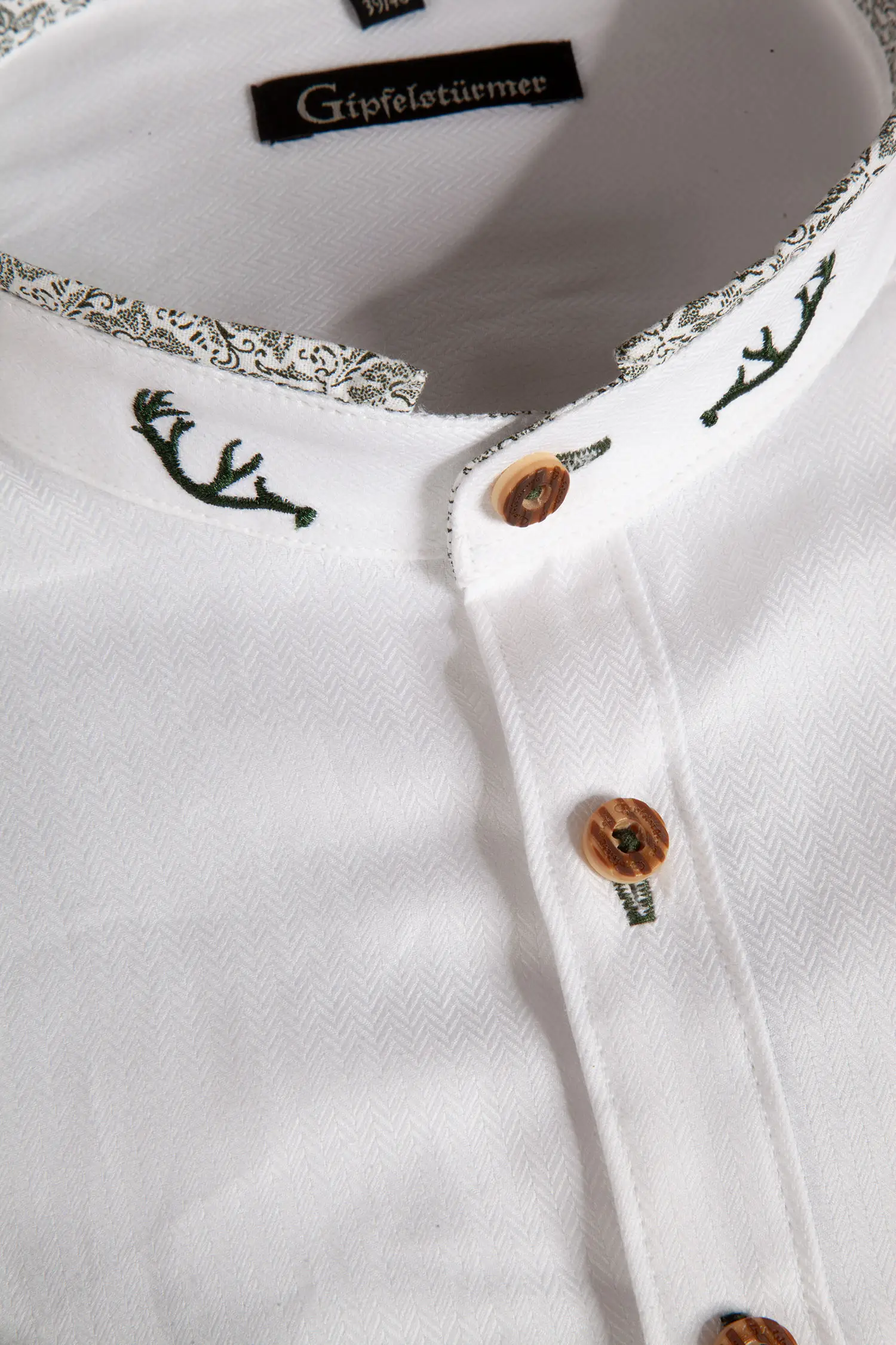 Trachtenhemd in weiß mit grünen Details - Detail Kragen