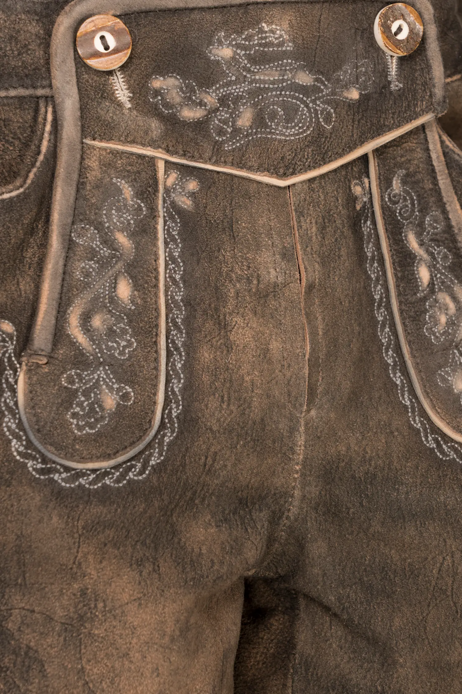 2611-1138-4gr-24-04-1704735 Lederhose Zellersee in Braun Detail Latz