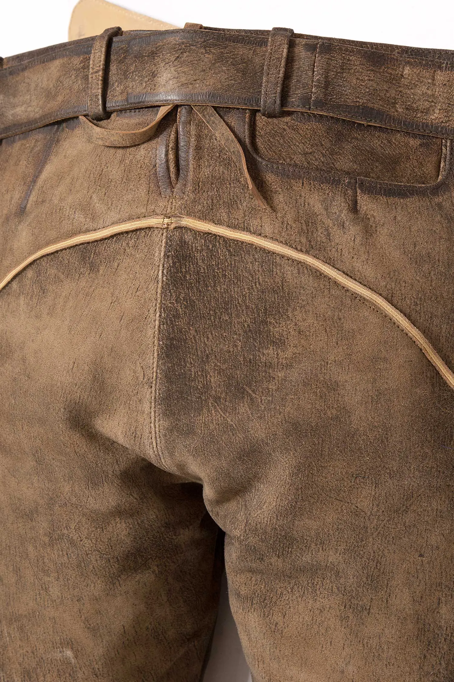 Kurze Lederhose in mittelbraun von Hallodri hinten