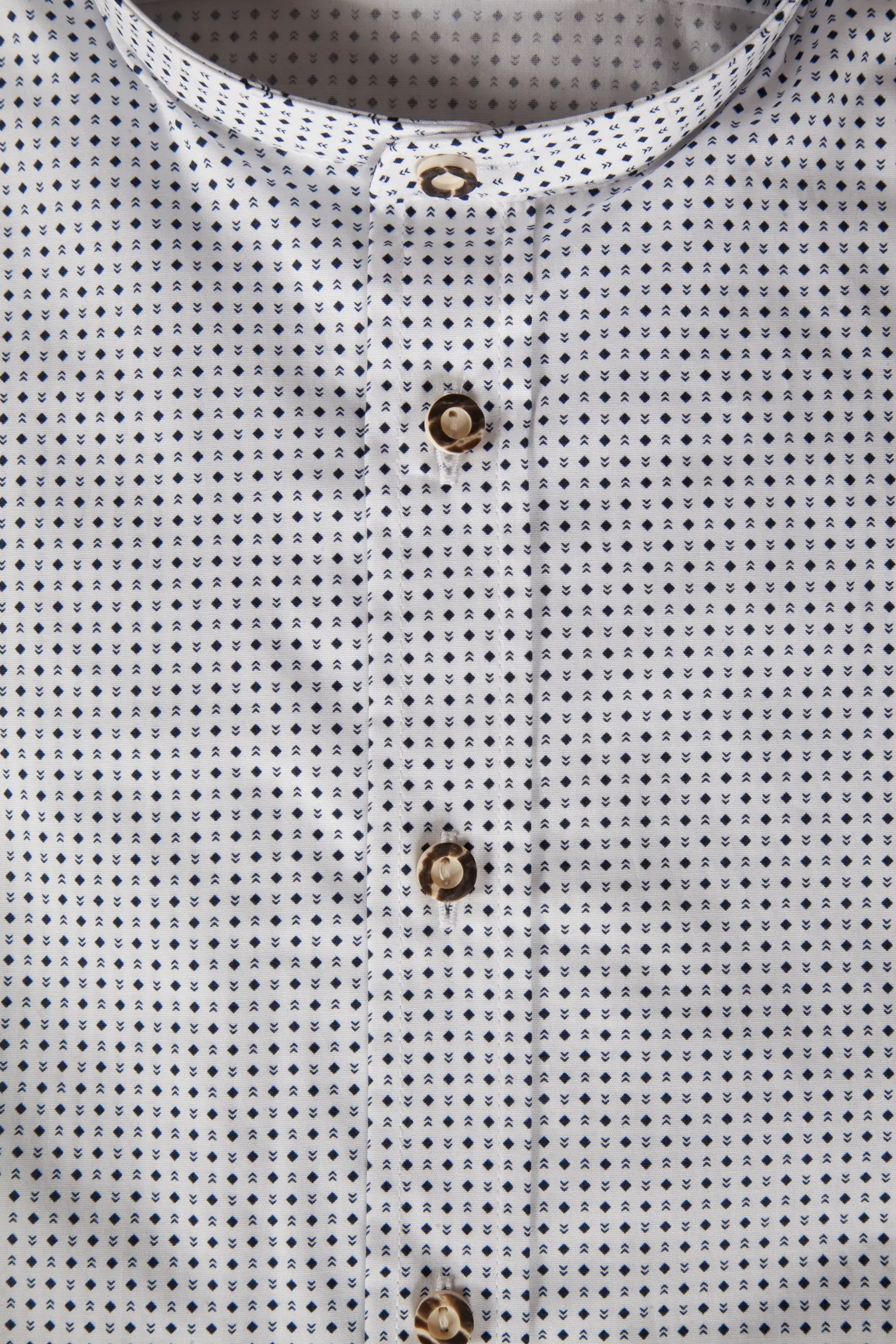 Trachtenhemd in weiß mit blauem Muster - Detail Knöpfe