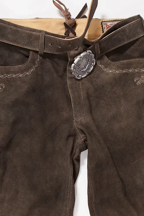 Lederhose lang Rocco in dunkelbraun traditionell mit Gürtel detail