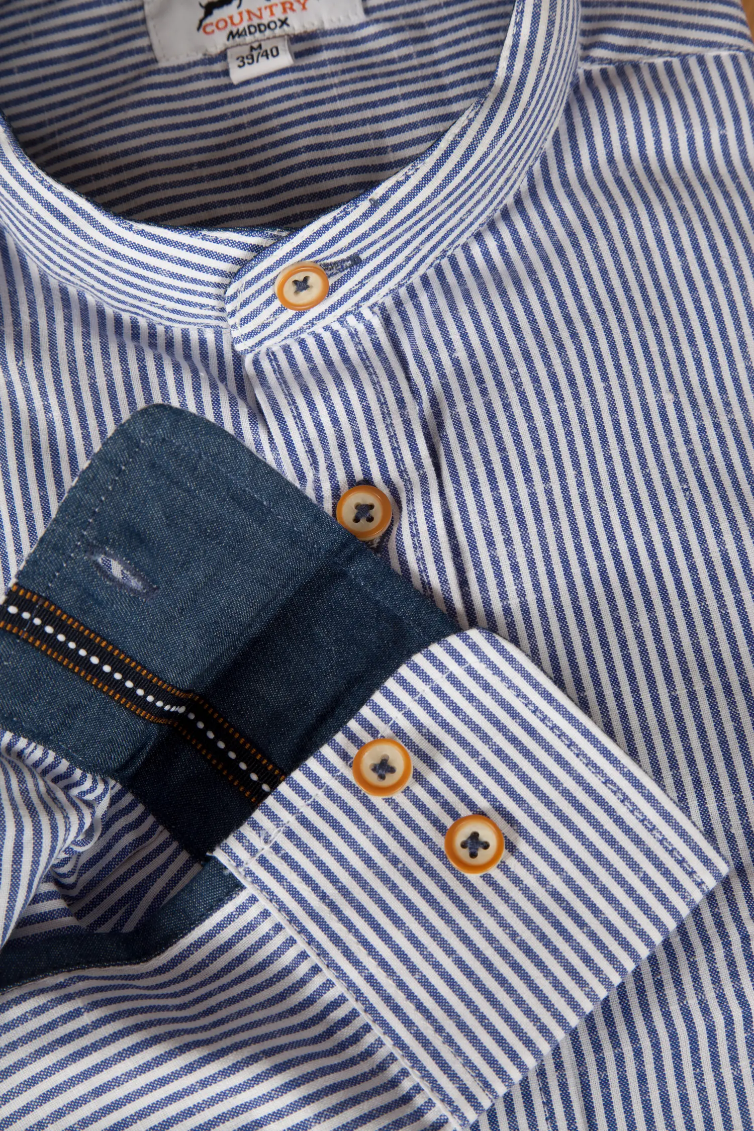 Trachtenhemd mit Streifen blau - Detail Ärmel