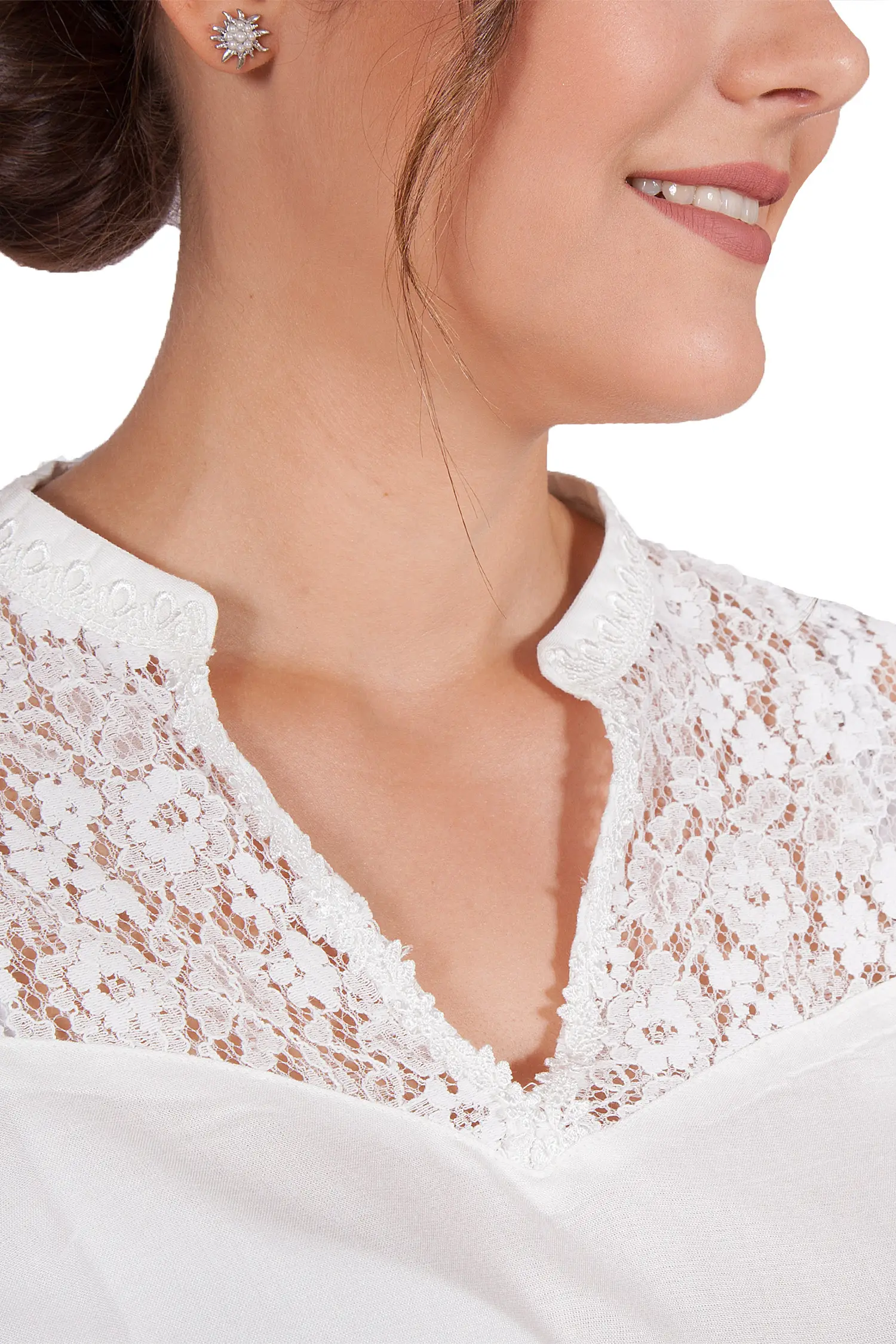 2513-0002-be4-21-08a-8222-b Trachtenbluse Lavinja-Majara in creme mit Spitzendetails Ausschnitt