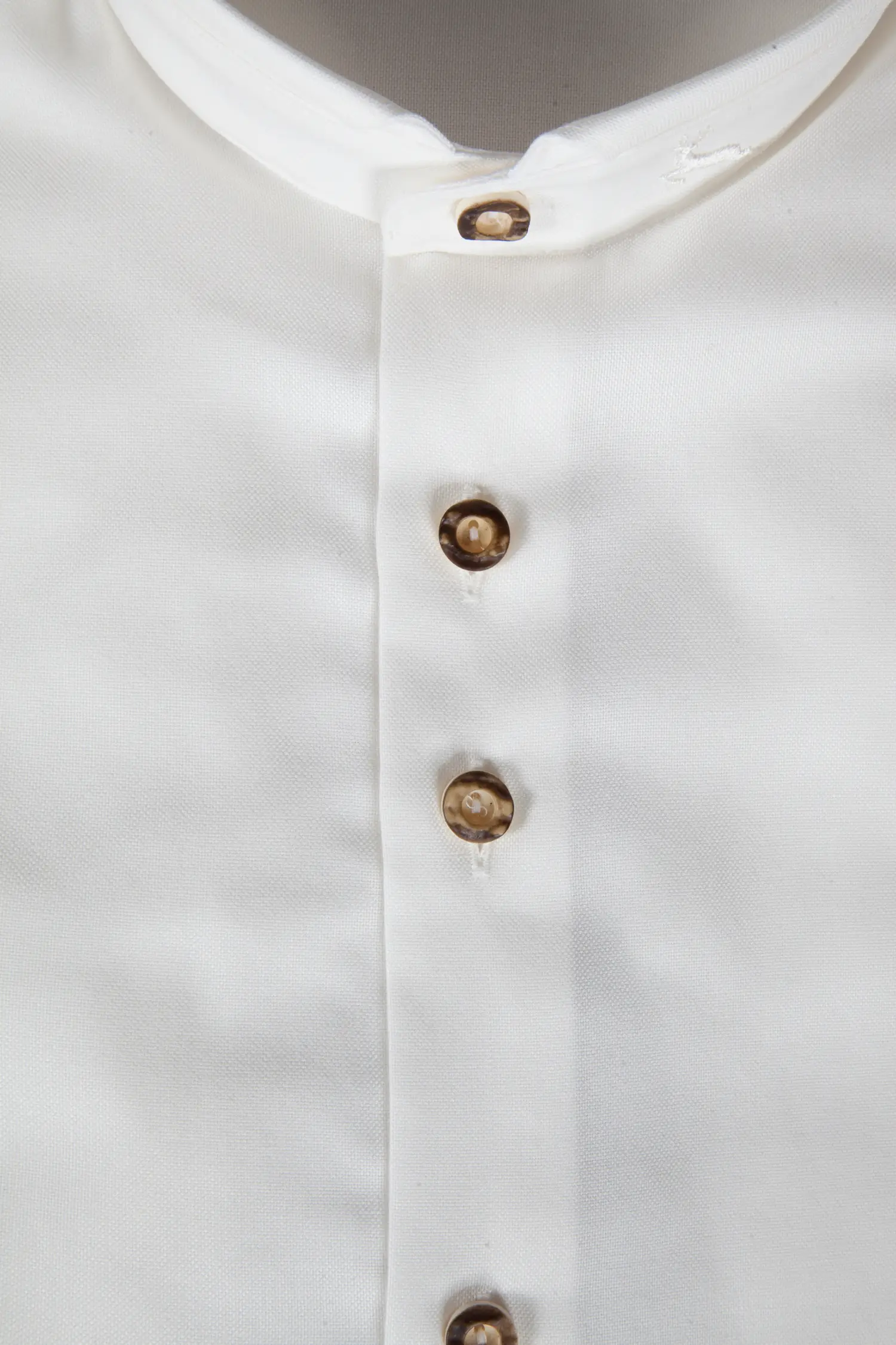 Baumwoll Trachtenhemd in champagner mit Stehkragen - Detail Knöpfe
