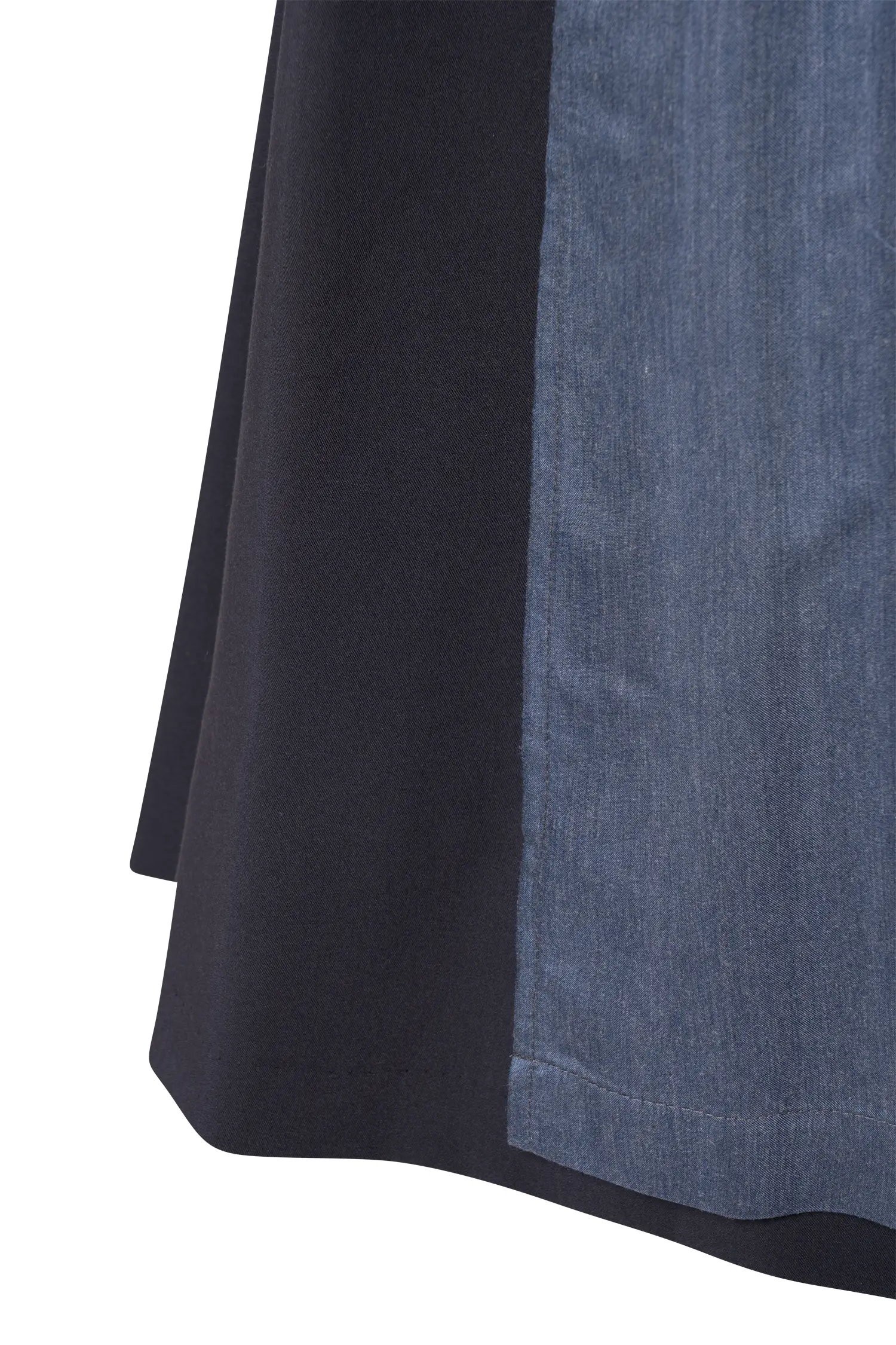 Gamsbock Dirndl in verschiedenen Blautönen - Detail Rock