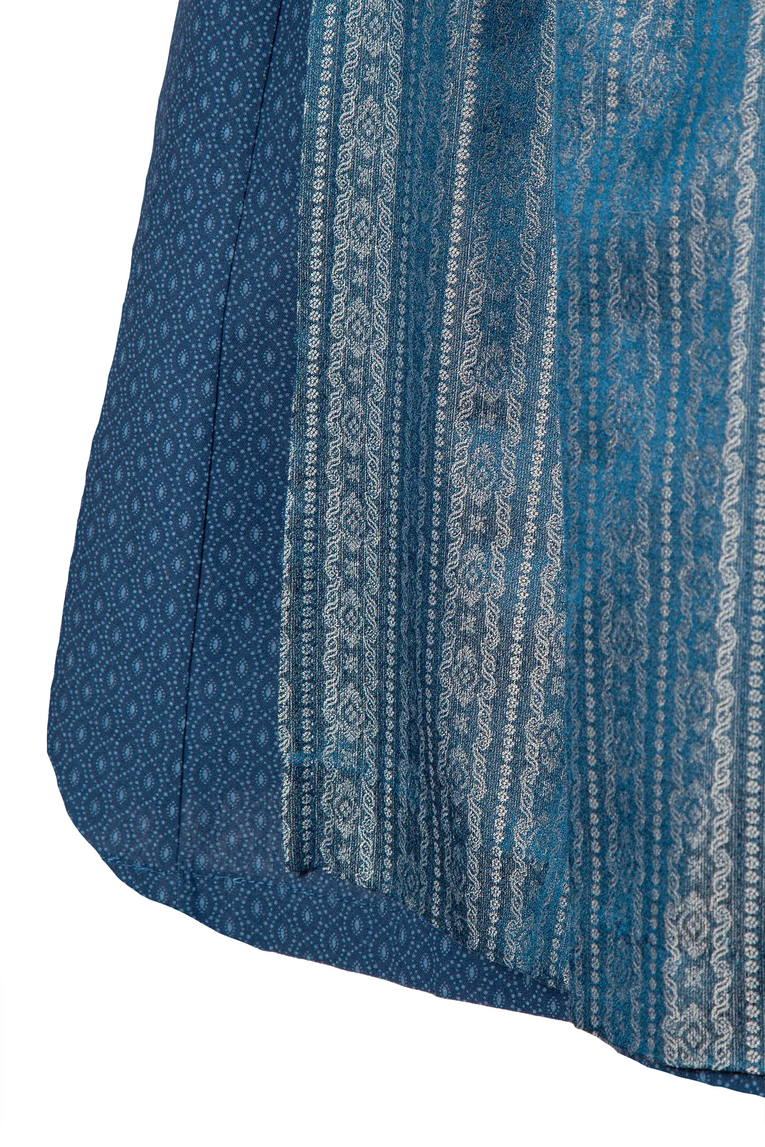 3097-1735-BL8-23-03b-3906d Dirndl in dunkelblau mit Schmuckschließe - Detail Rock