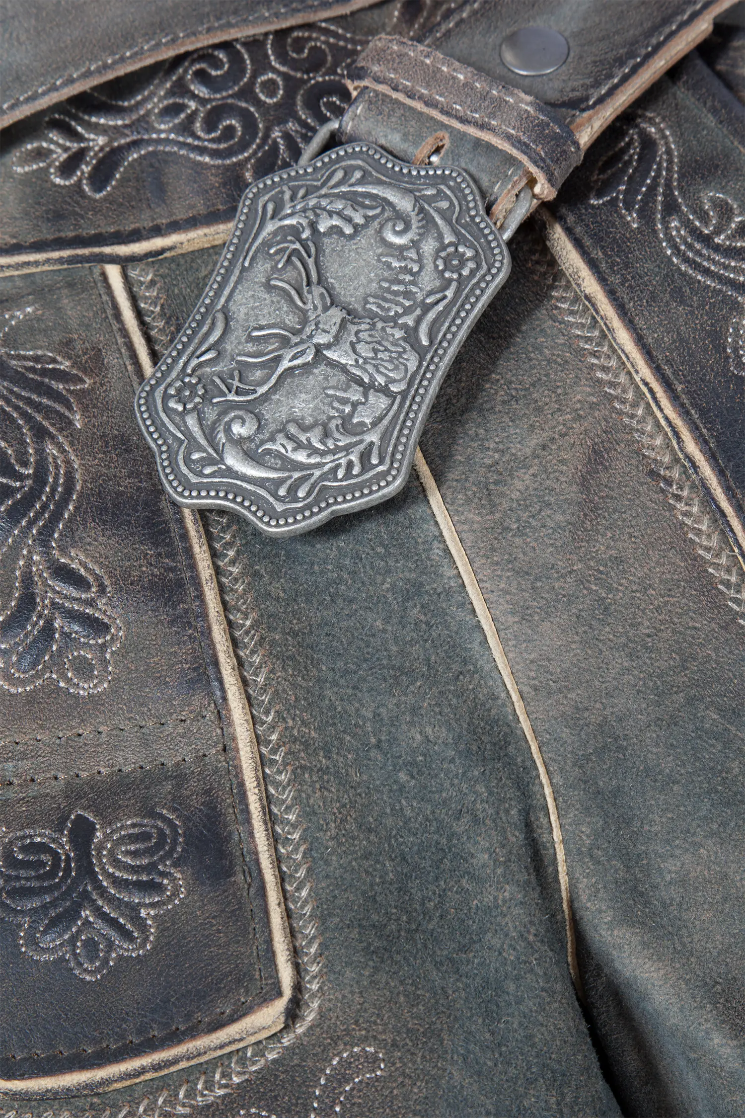 Lederhose Amberg in coffee mit Gürtel - Detail Latz