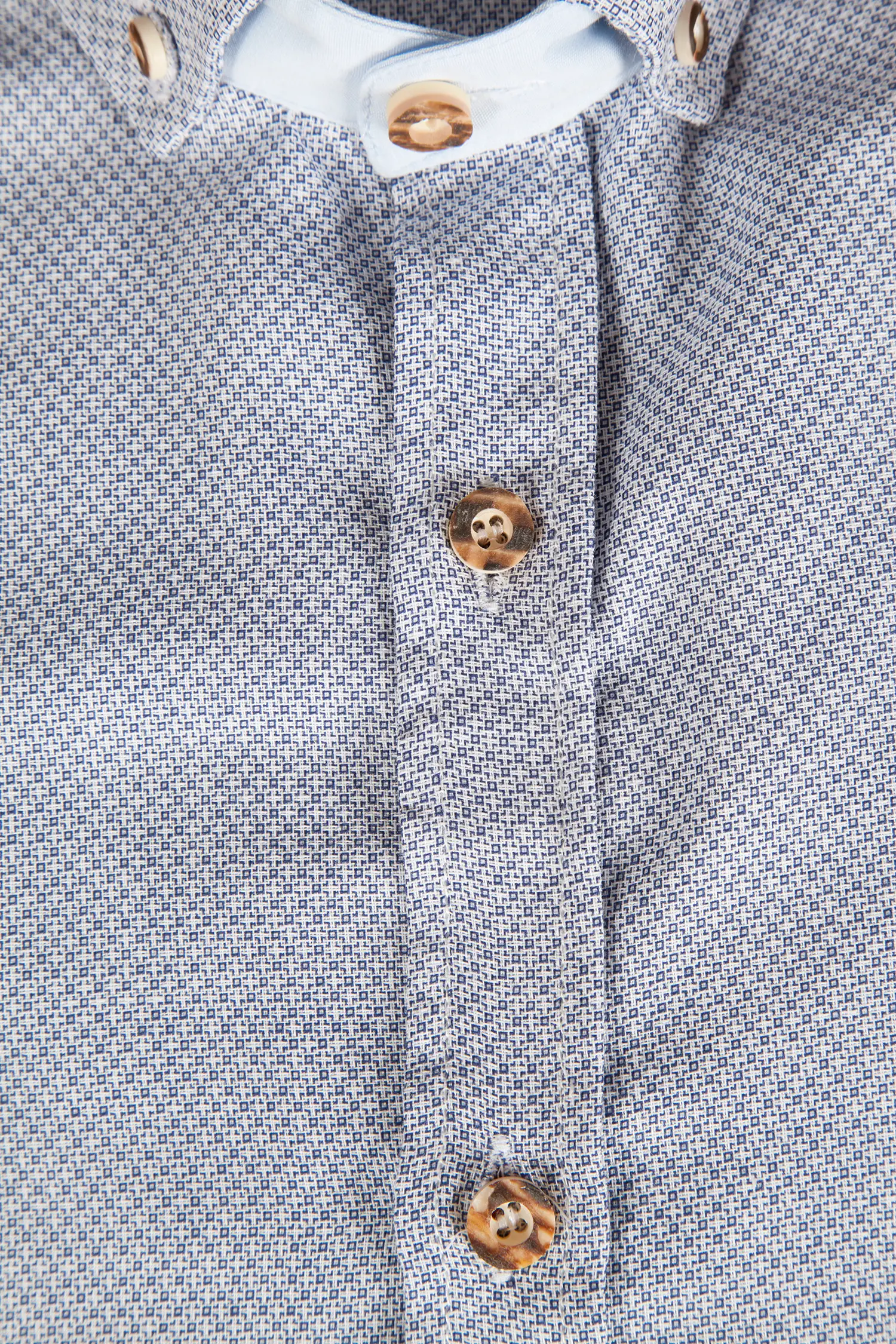 Trachtenhemd in hellblau mit dunkelblauem Muster - Detail Knöpfe