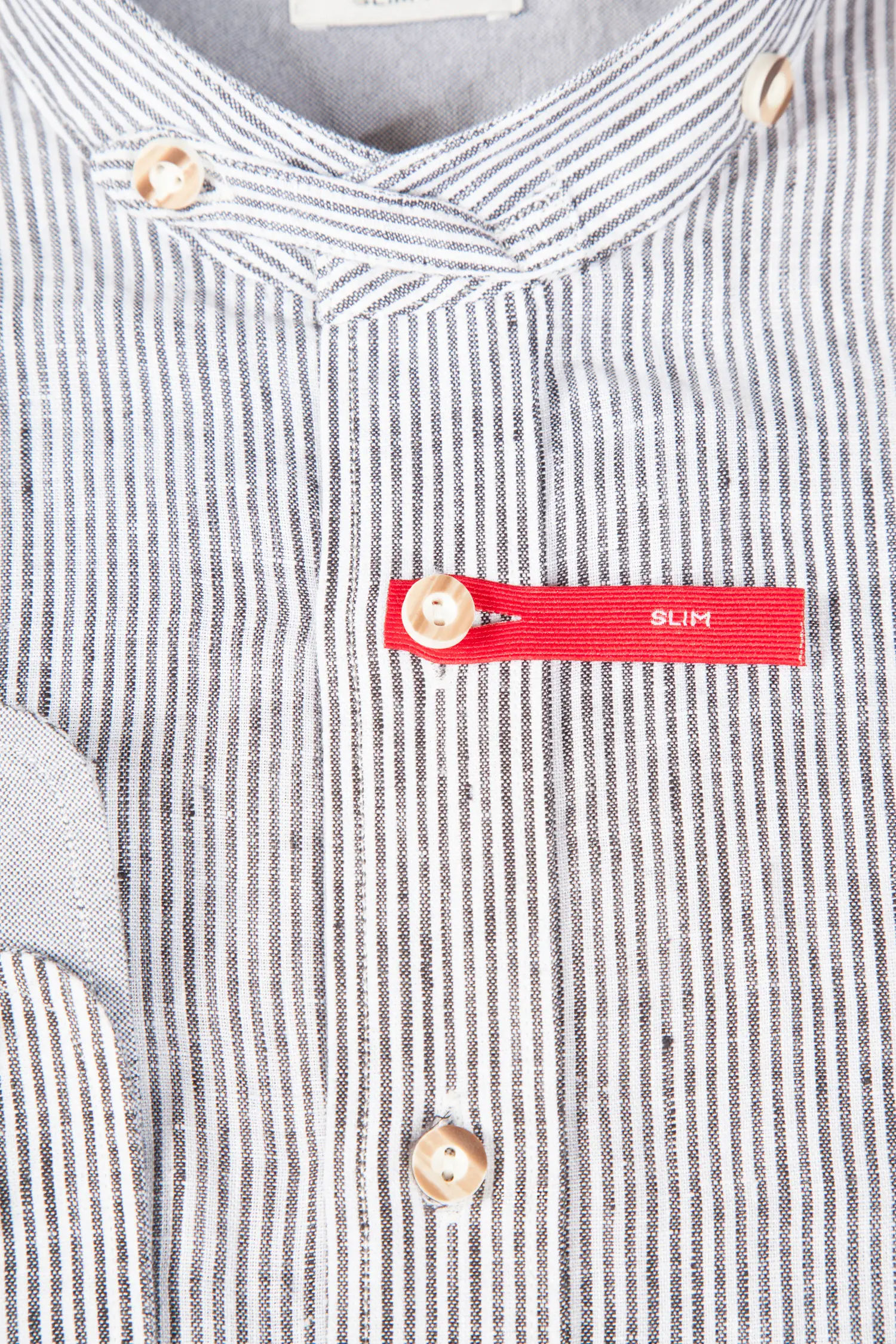 Leinenhemd in grau mit Stehkragen - Detail Knöpfe