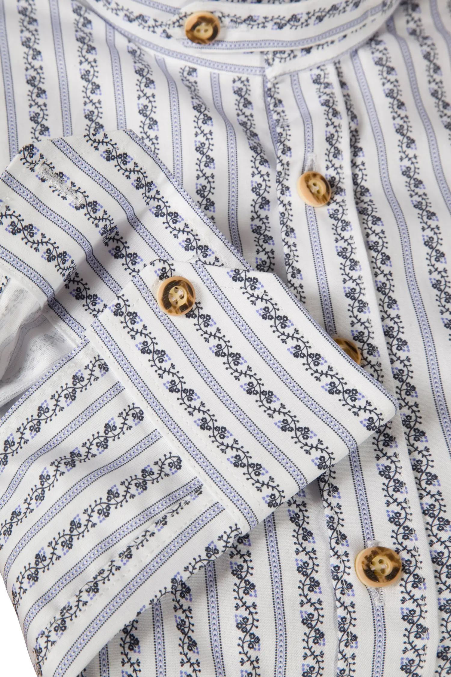 Trachtenhemd weiß/blau im zeitlosen Design - Detail Ärmel