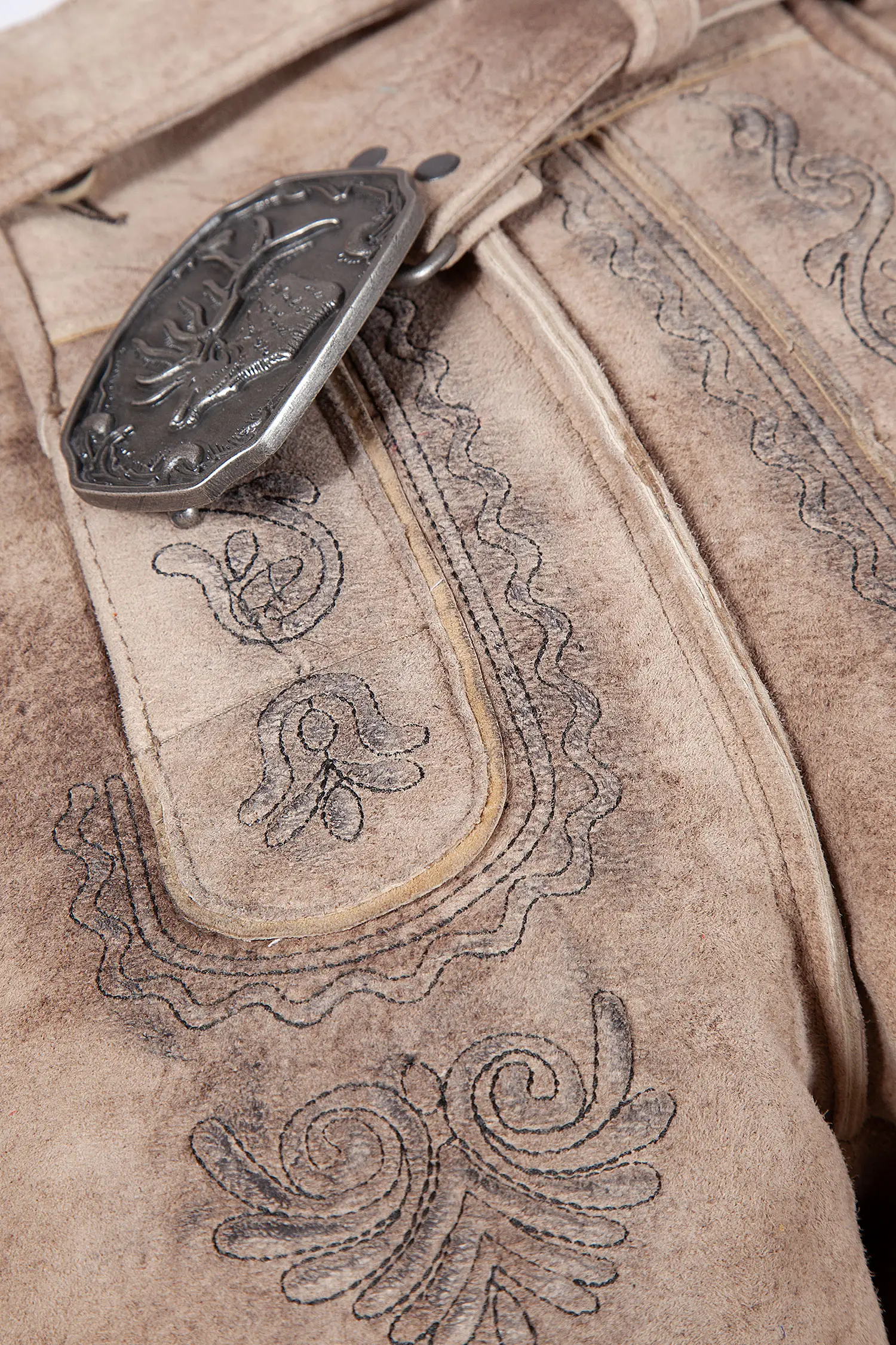 Fesche Lederhose Altmünster mit Gürtel - Detail Latz