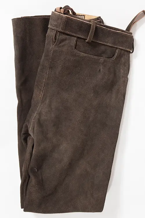 Lederhose lang Rocco in dunkelbraun traditionell mit Gürtel hinten