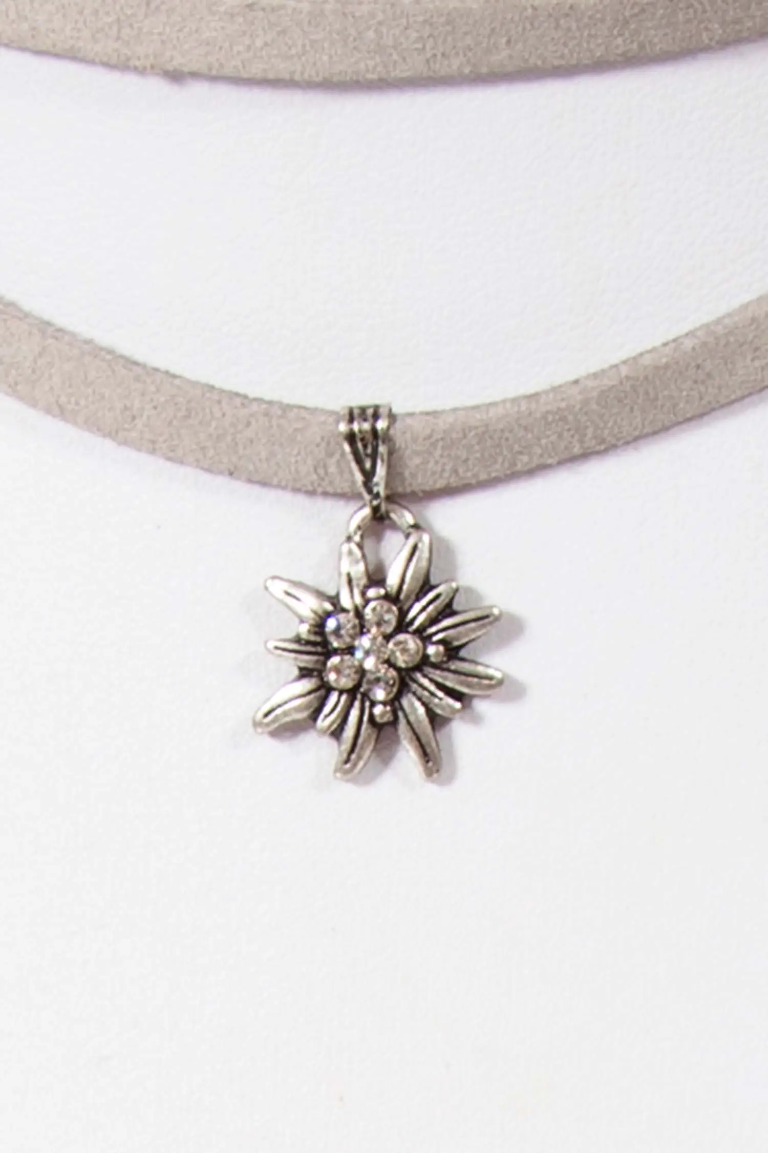 Trachtenkette zum wickeln in grau Detail