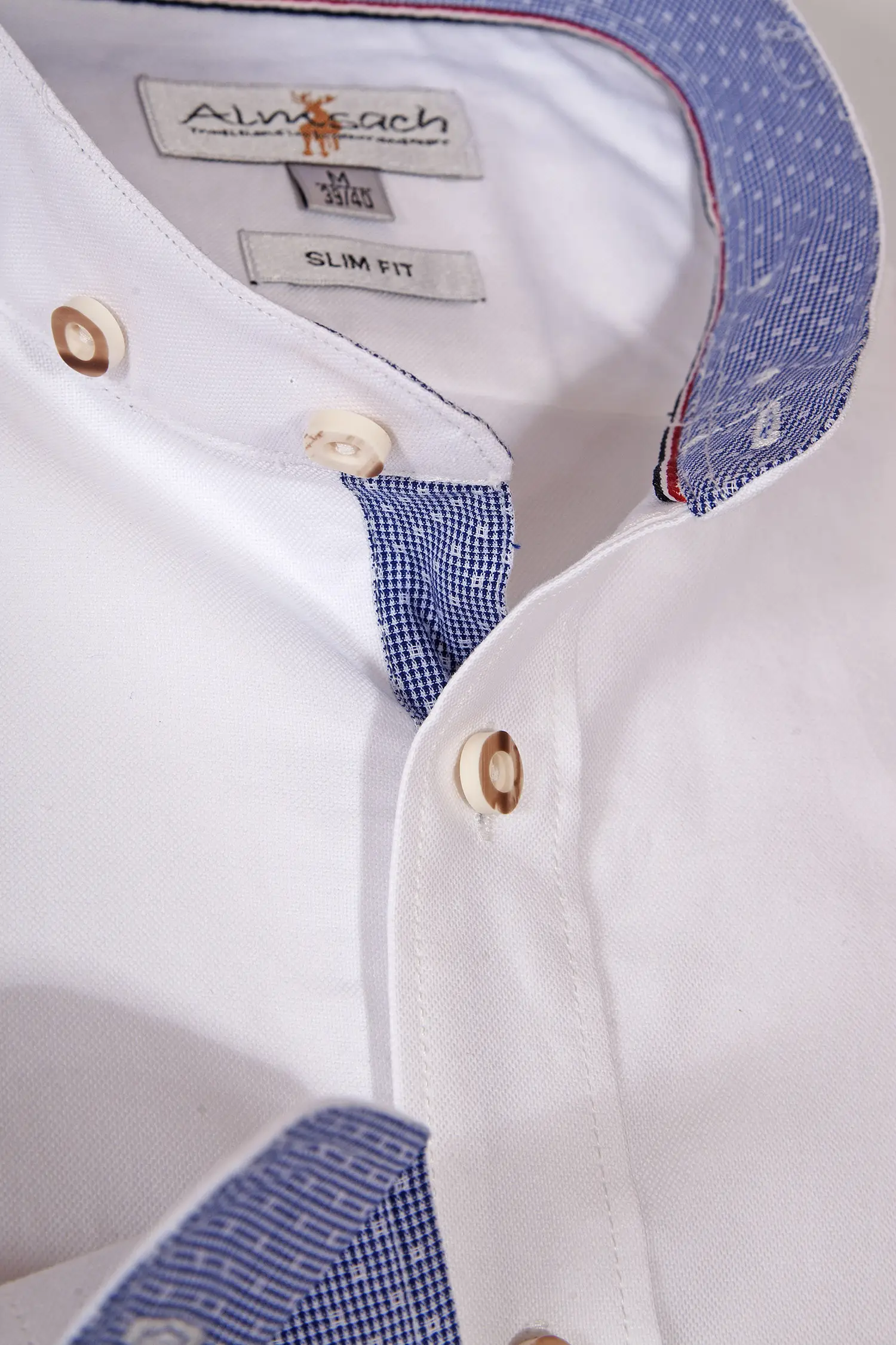 Trachtenhemd in weiß mit Stehkragen Detail