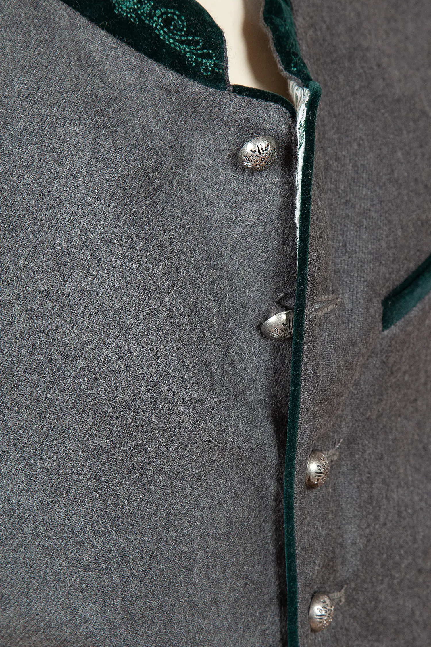 Kinder Trachtenweste in grau und grün - Detail Knöpfe