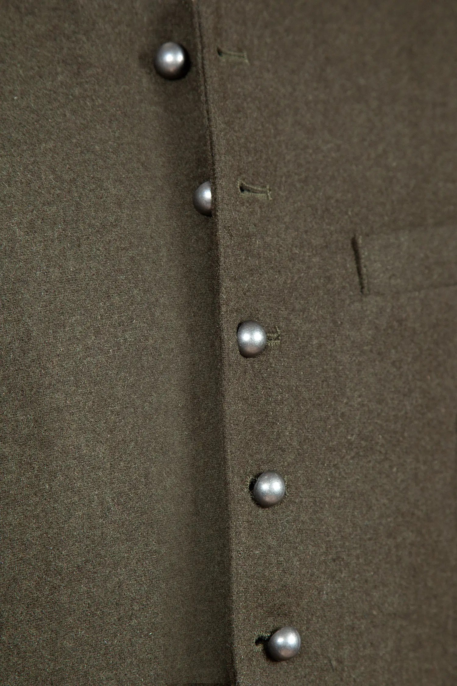 Trachtenweste Devito aus Loden in dunkelgrün Trachtenweste Devito aus Loden in dunkelgrün Detail