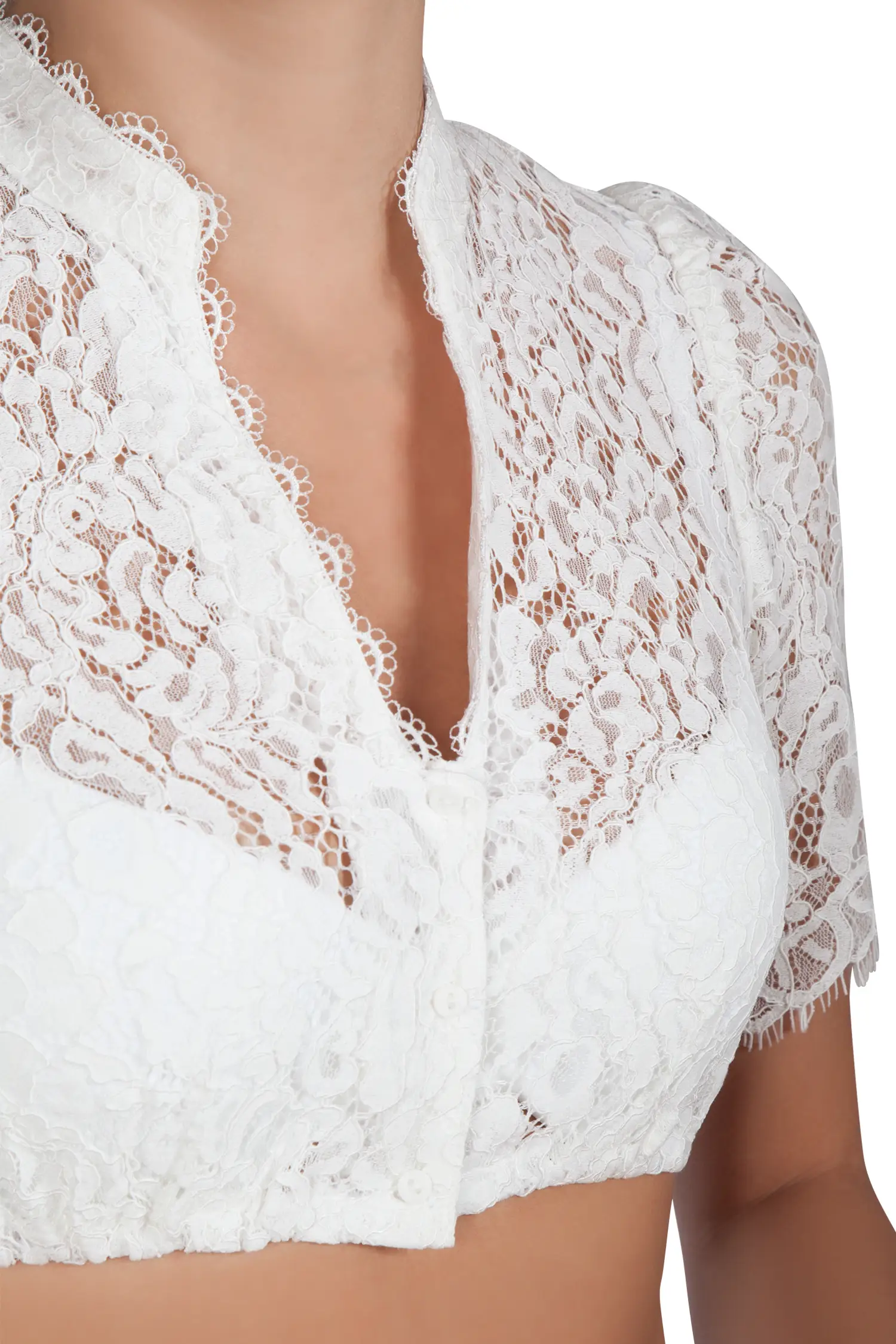 2574-0068-be2-23-05J-ceyda8593 Dirndlbluse Mellingen in creme mit V-Ausschnitt - Detail Ausschnitt