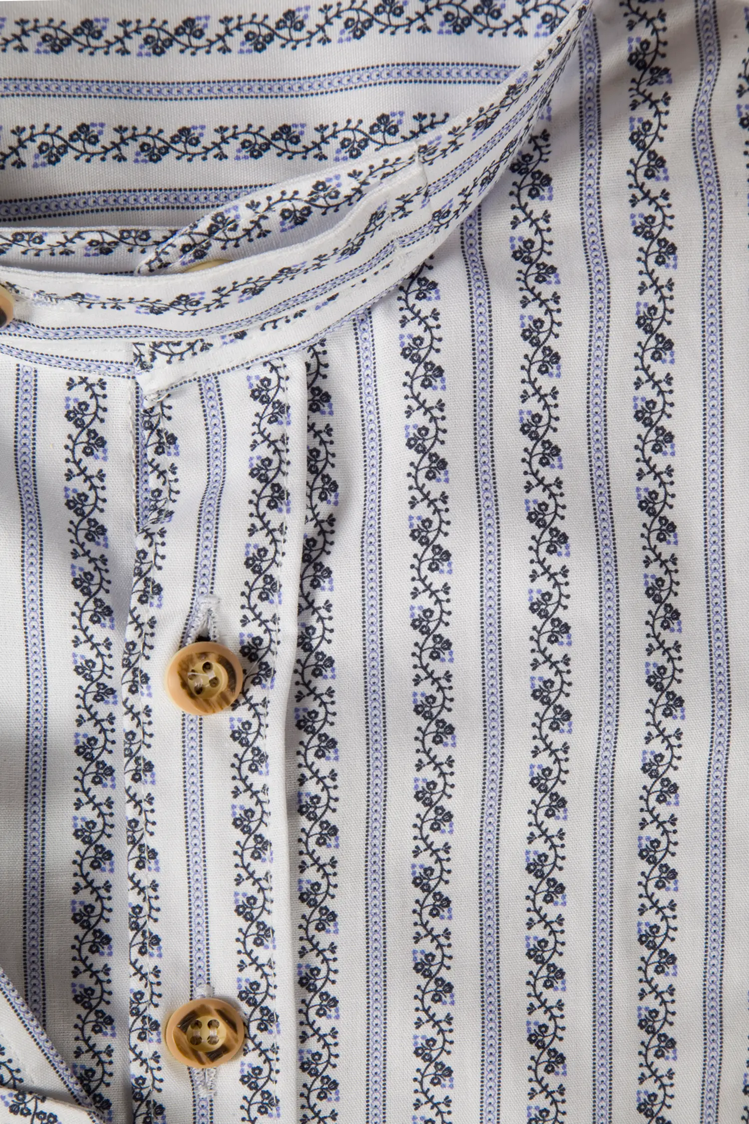 Trachtenhemd weiß/blau im zeitlosen Design - Detail Knöpfe