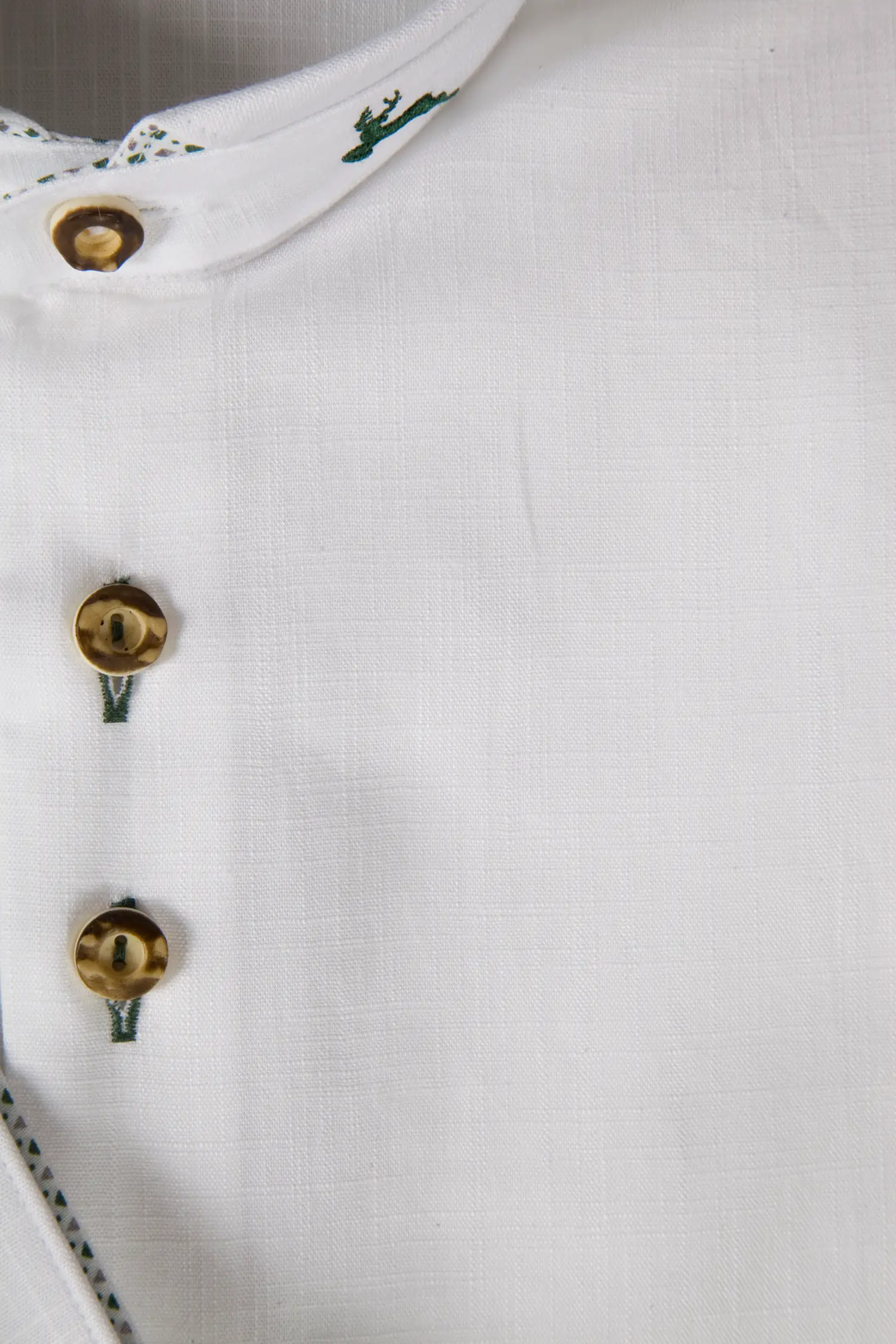 Weißes Baumwoll Trachtenhemd mit grün/braunem Muster - Detail Knöpfe