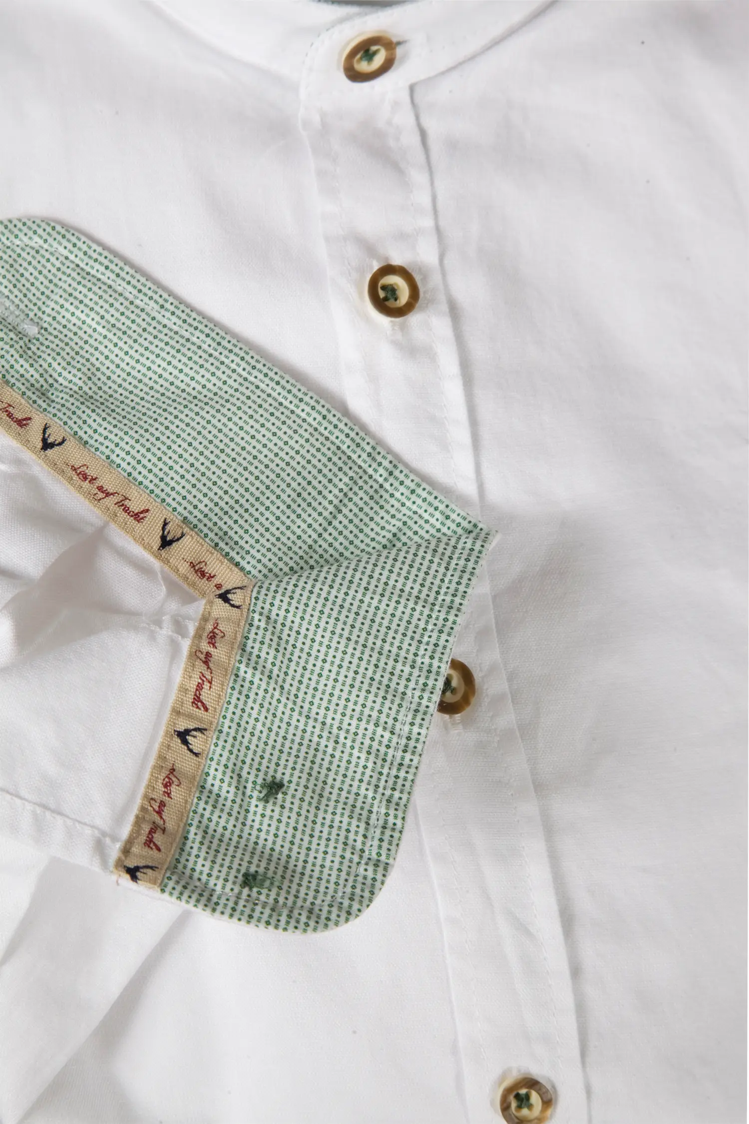 Trachtenhemd in weiß mit grünen Akzenten - Detail Ärmel