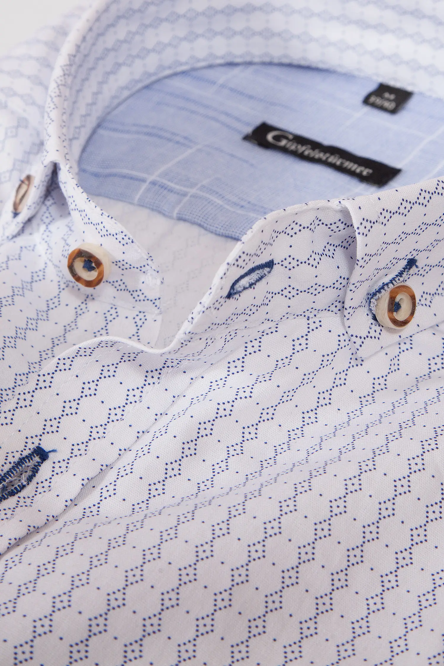 Trachtenhemd in weiß mit blauen Rautenmuster von Gipfelstürmer Kragen