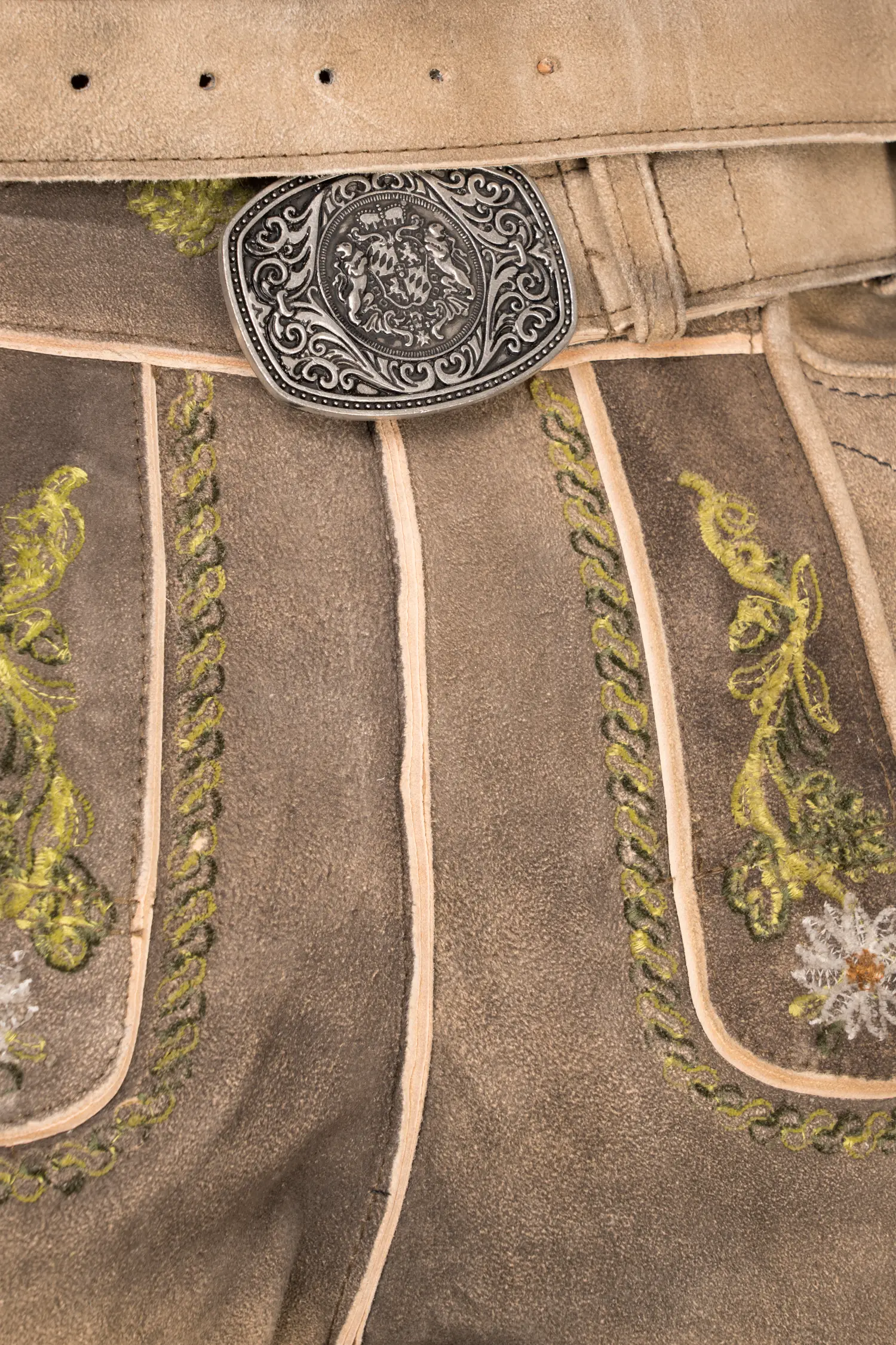 Lederhose Franz in Hellbraun Detail Latz