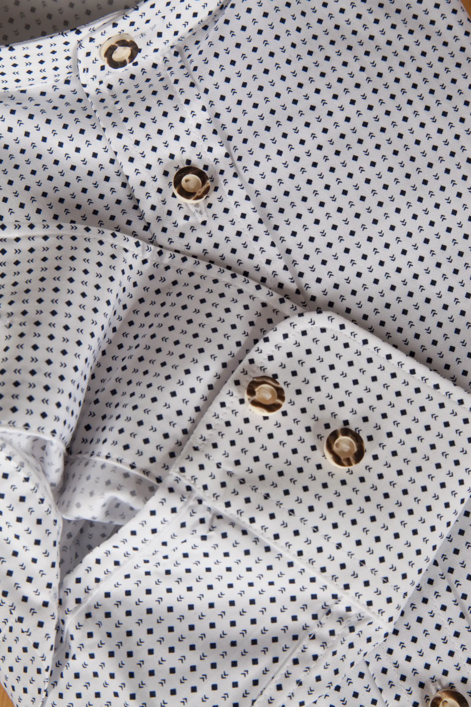 Trachtenhemd in weiß mit blauem Muster - Detail Ärmel