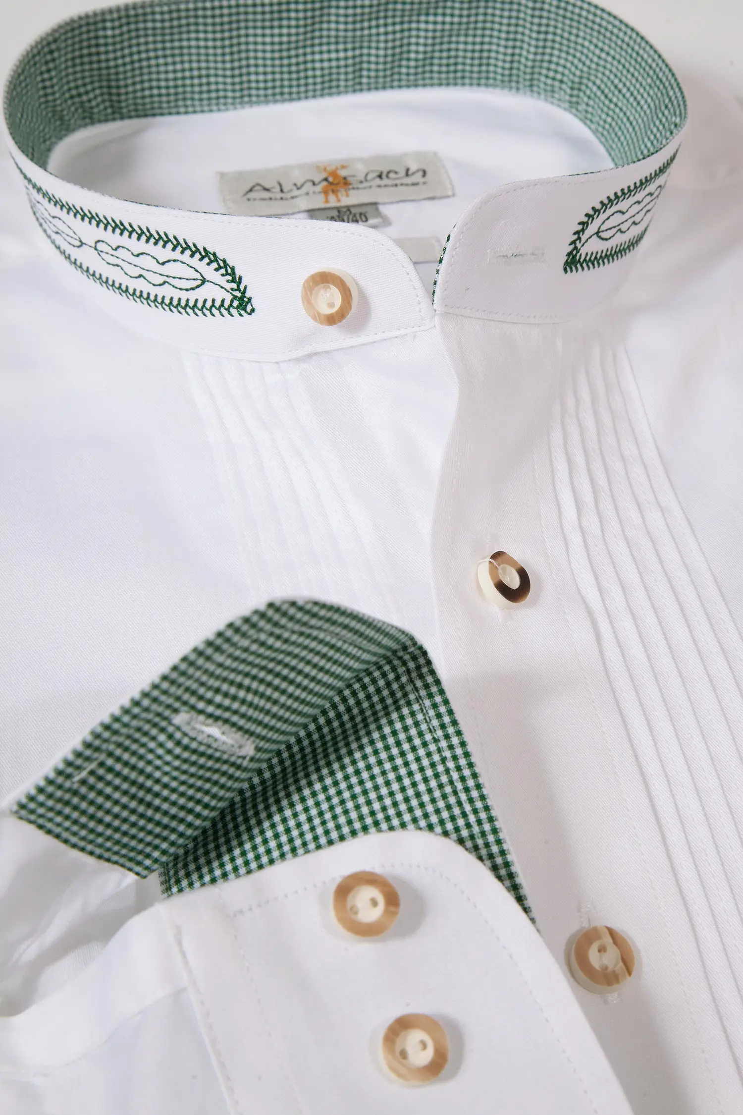 Trachtenhemd in weiß mit grüner Stickerei Detail