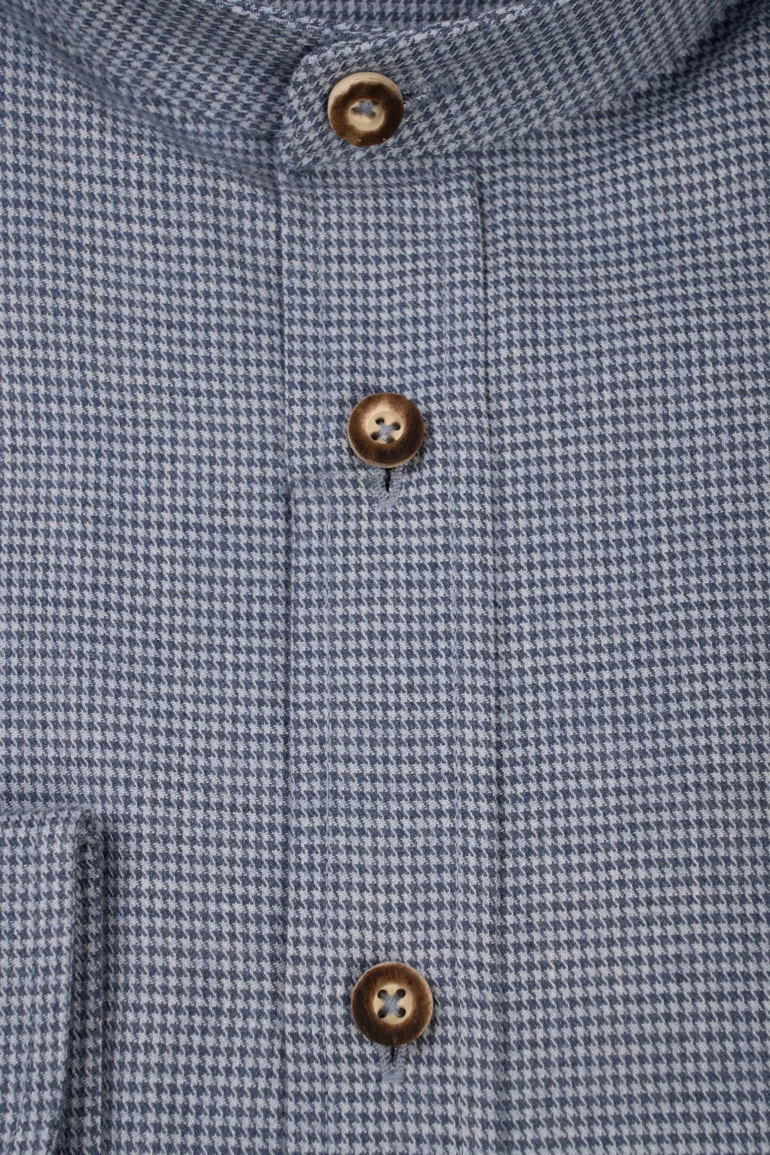 Langarmhemd Reschensee in blau kleinkariert - Detail Knöpfe