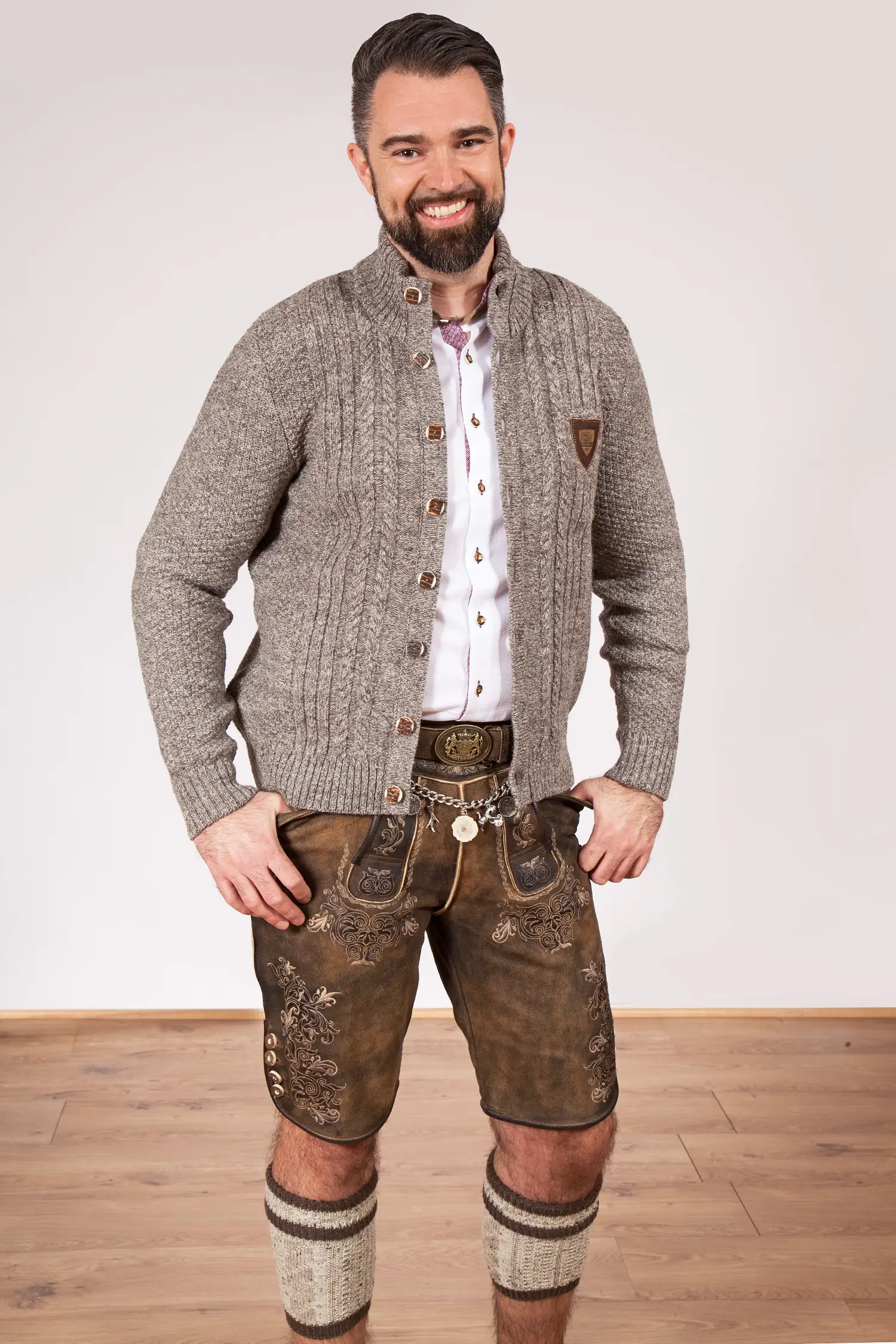 1220-1042-gr7-20-02c-5820-e Herren Trachten Strickjacke in braun grau melange Model