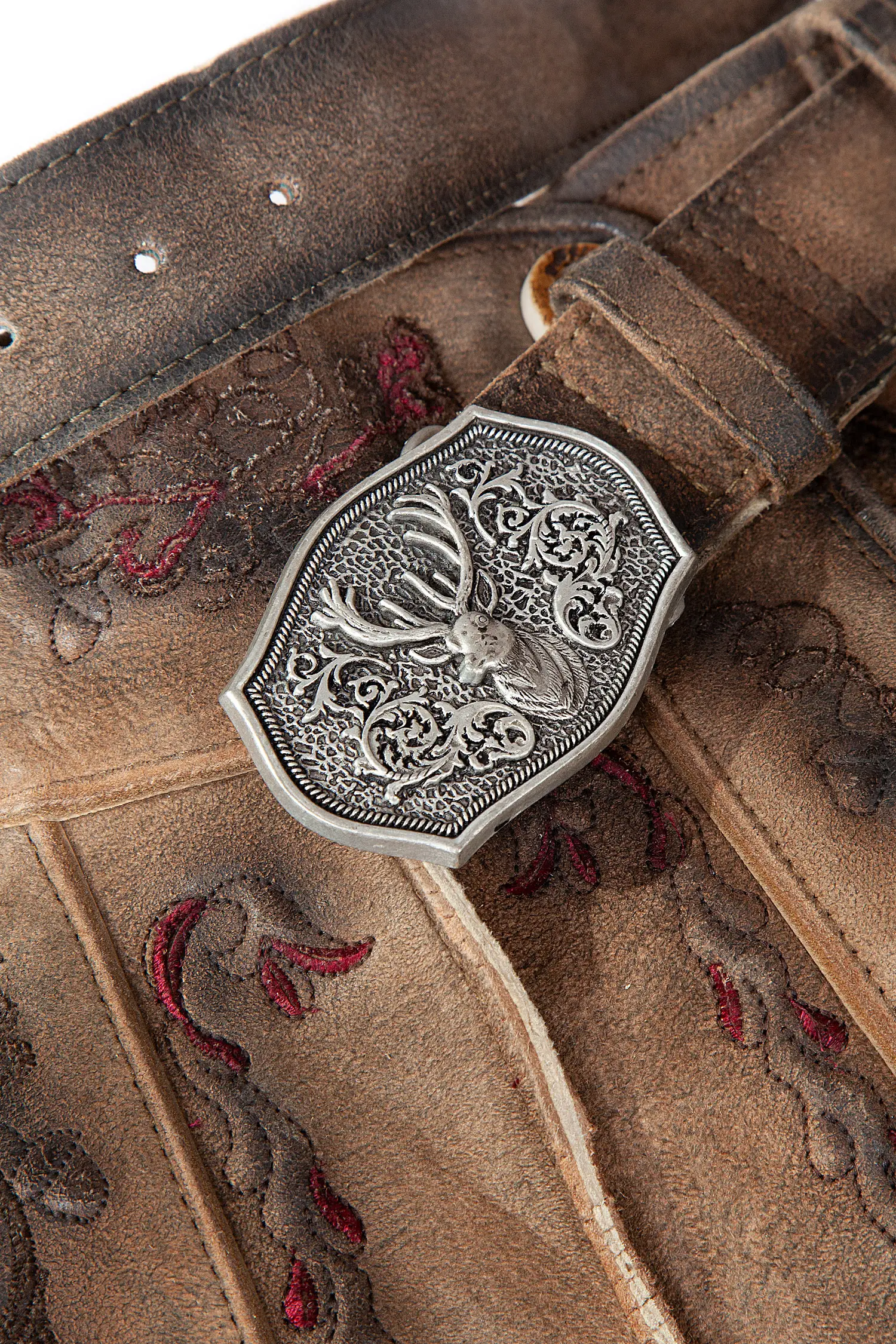 Kurze Lederhose Umberto in tabak mit roten Bestickungen - Gürtel