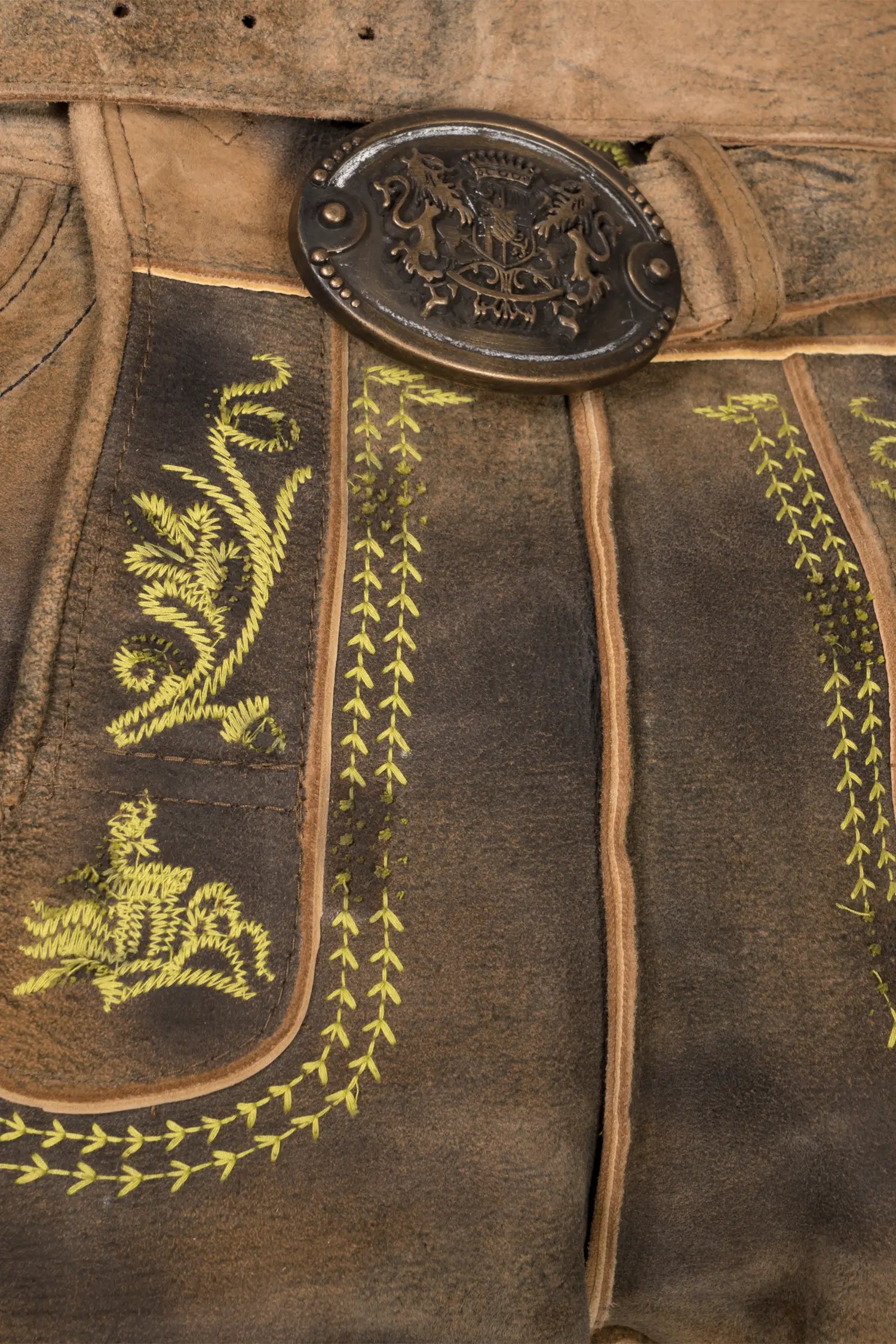 1604-0004-4ge-24-04-1604711 Kurze Lederhose Rudolf in braun used mit gelbem Stick Detail Latz