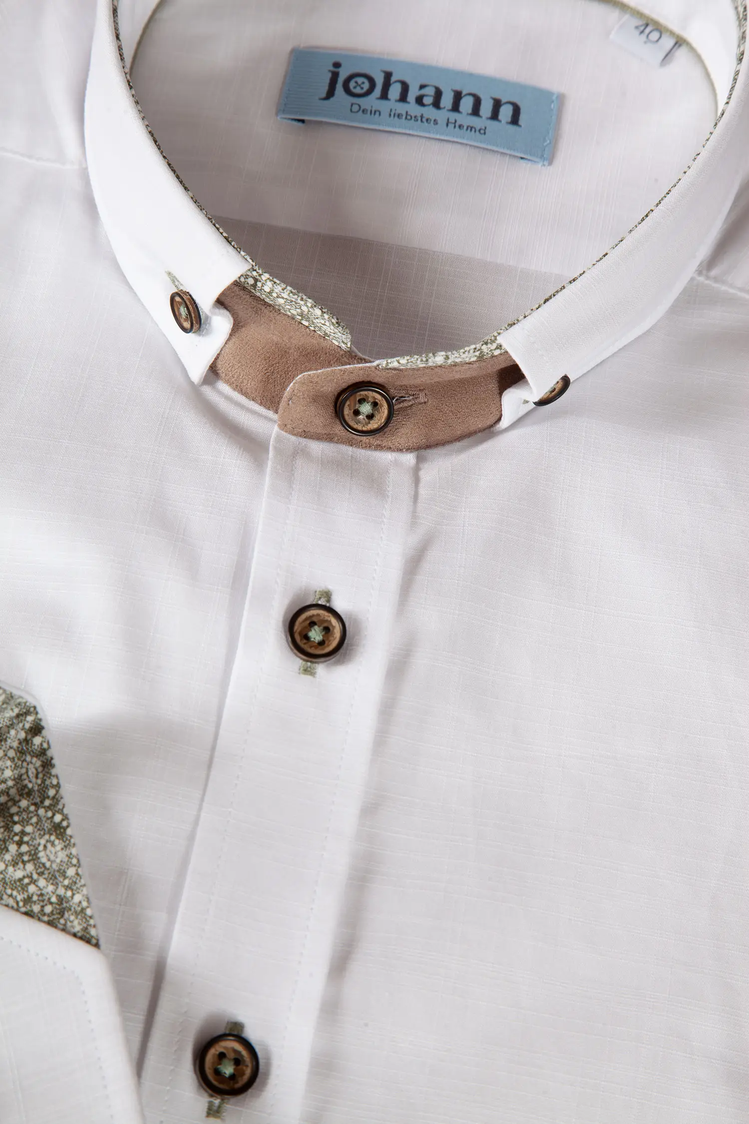 Trachtenhemd in weiß mit edlen Akzenten - Detail Kragen
