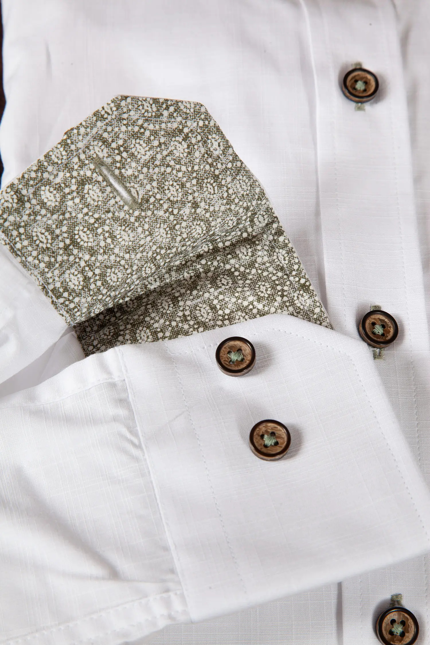 Trachtenhemd in weiß mit edlen Akzenten - Detail Ärmel