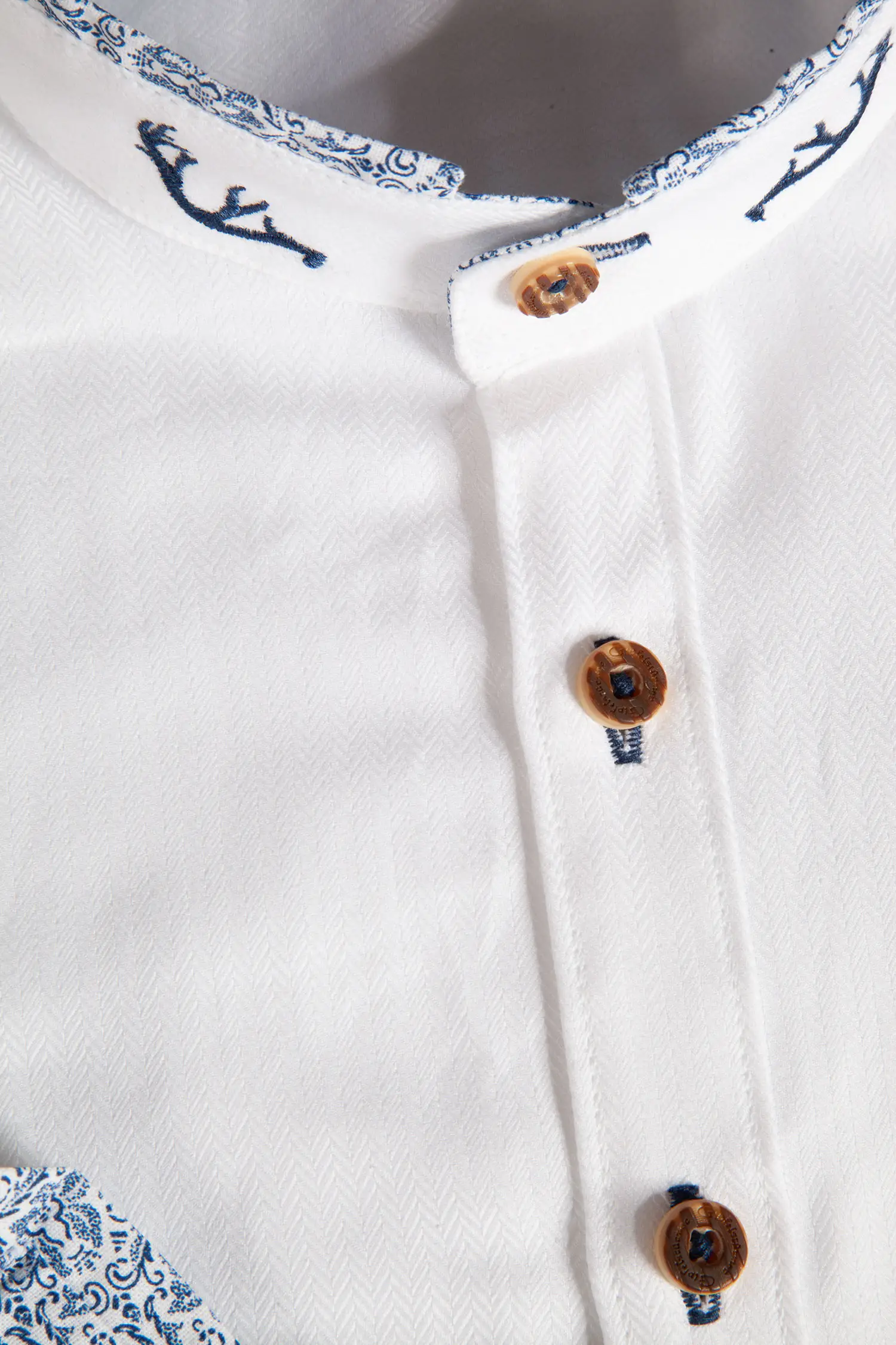 Trachtenhemd in weiß mit blauen Details - Detail Knöpfe