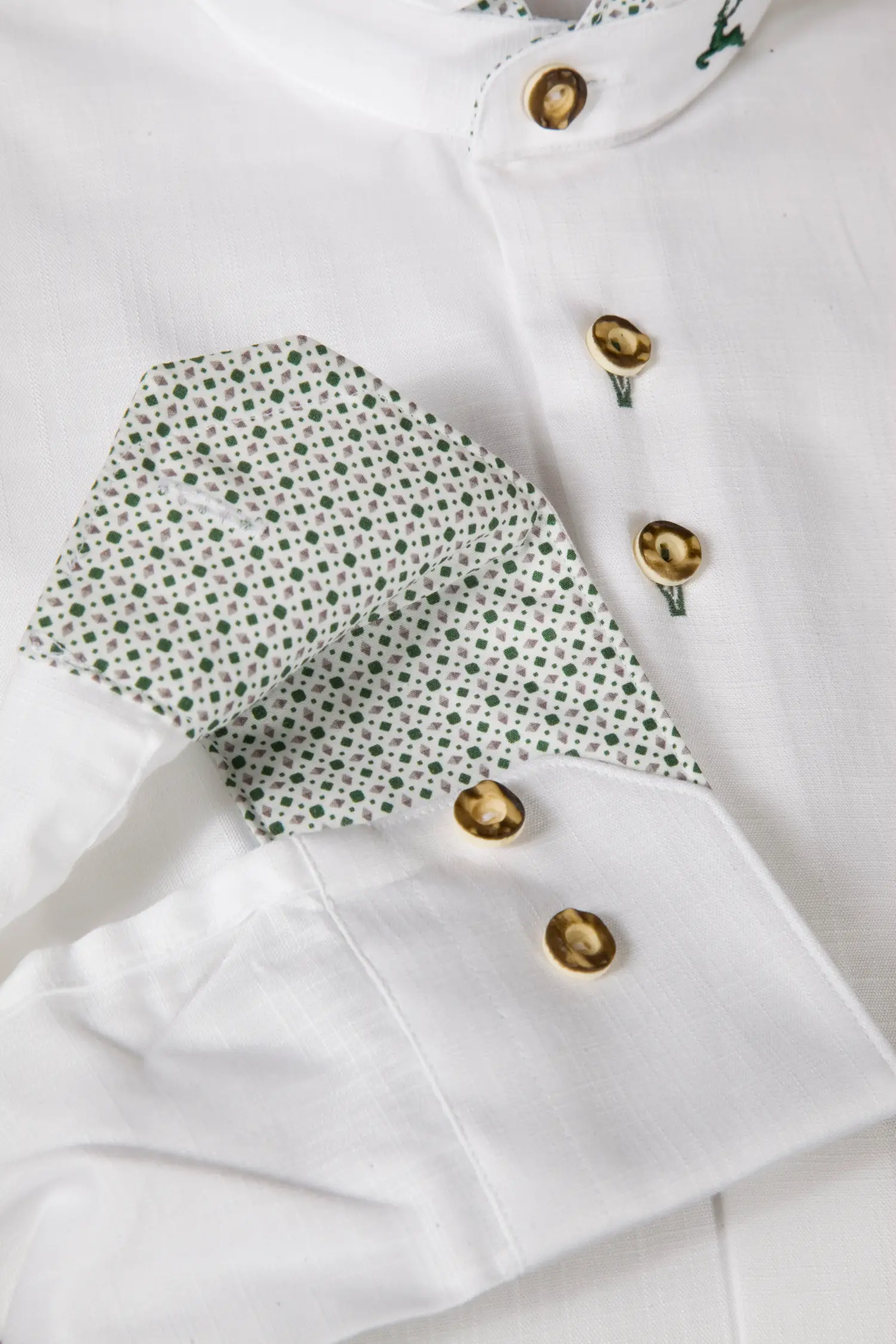 Weißes Baumwoll Trachtenhemd mit grün/braunem Muster - Detail Ärmel