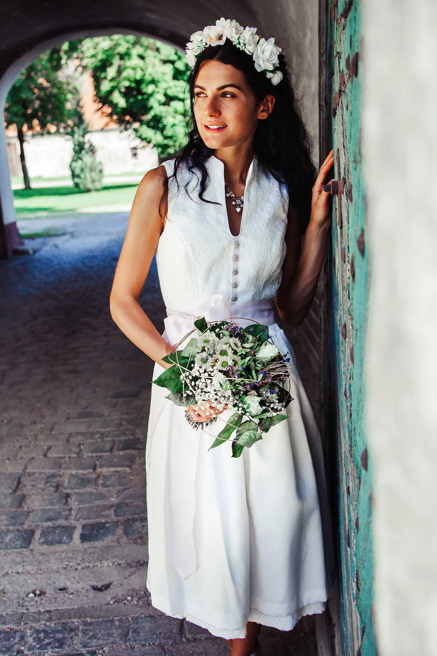 Brautdirndl aus Spitze in ivory hochgeschlossen Model