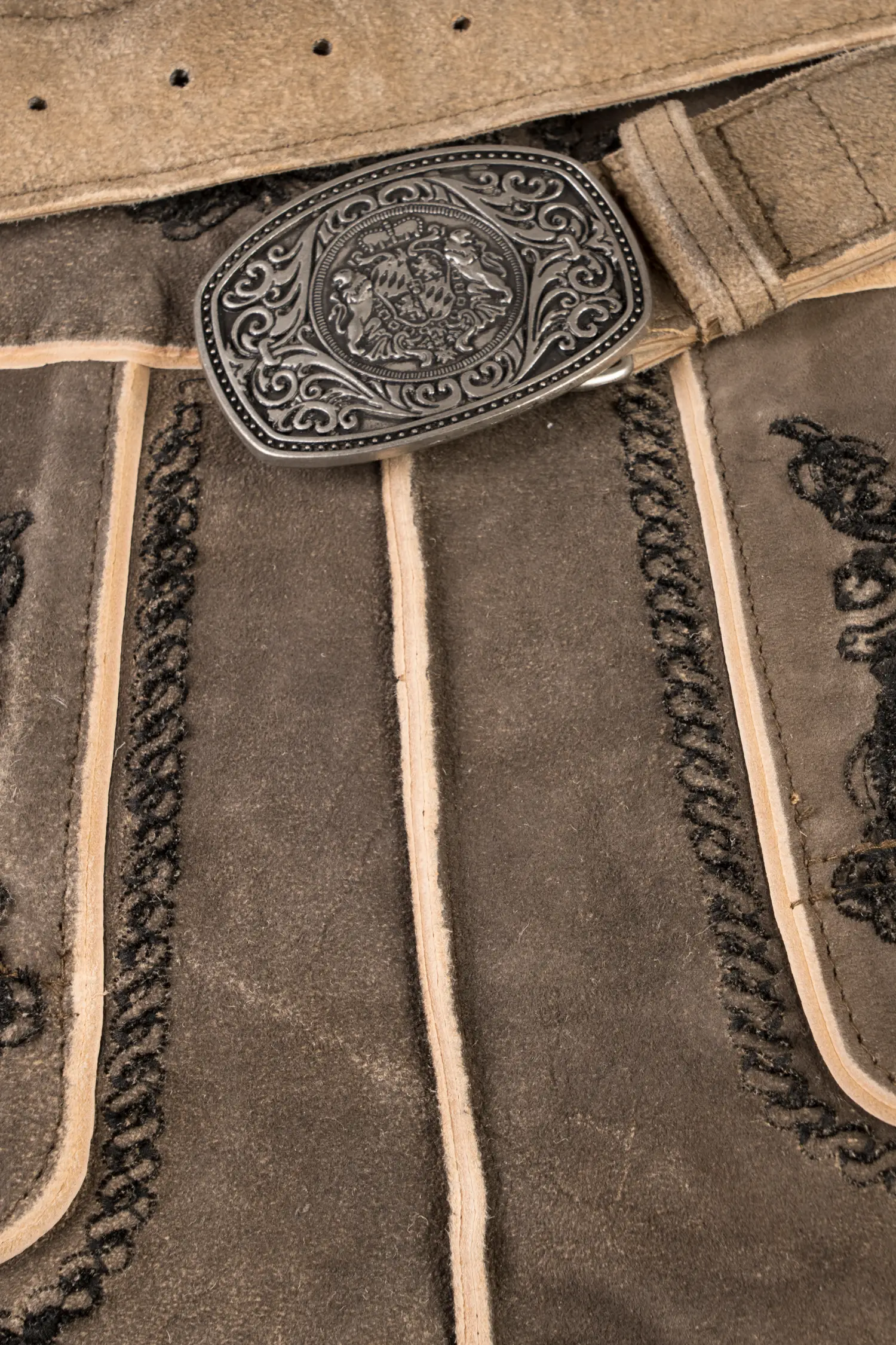 Kurze Lederhose Franz in hellgrau mit Edelweiß - Detail Latz