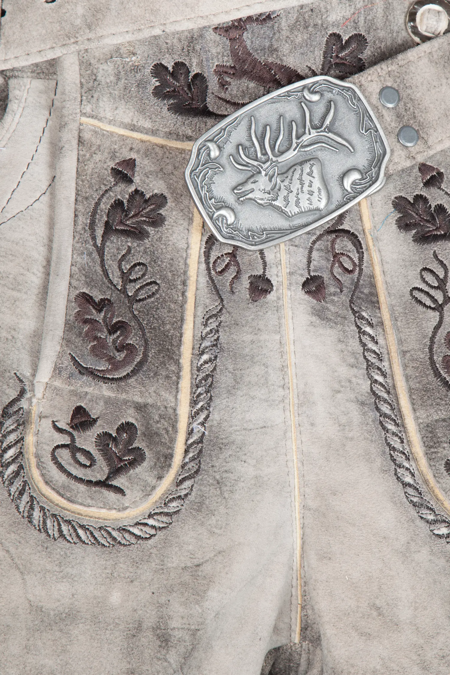 Kurze Lederhose Billfried in grau mit brauner Stickerei - Detail Latz