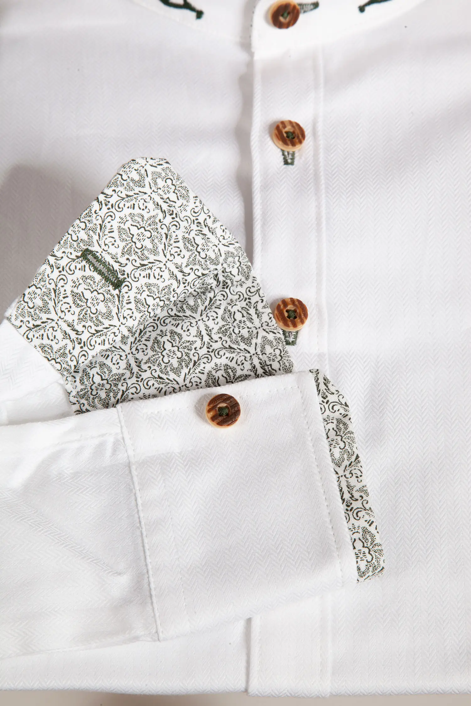 Trachtenhemd in weiß mit grünen Details - Detail Ärmel