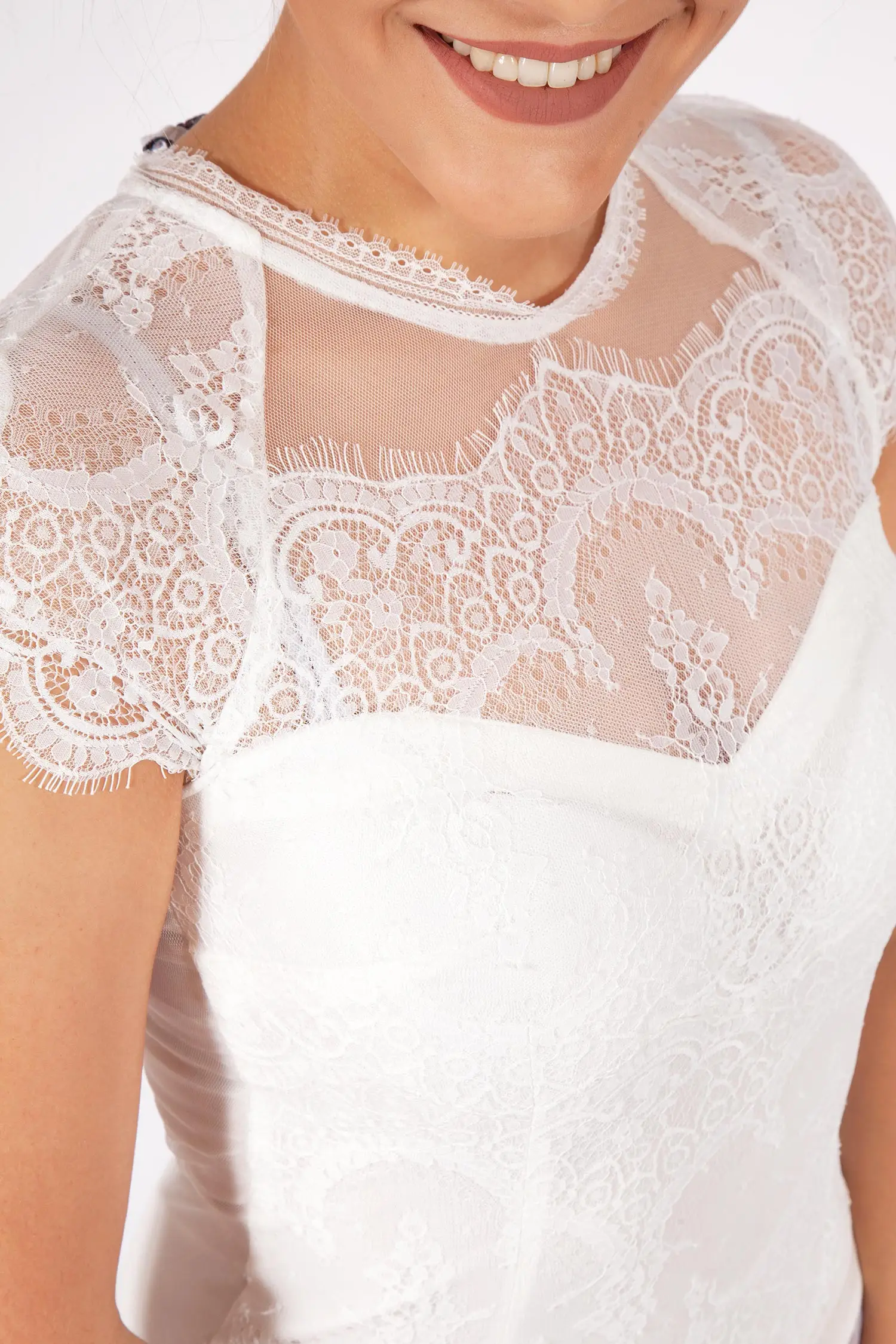 Blusenbody aus Spitze in creme hochgeschlossen Detail