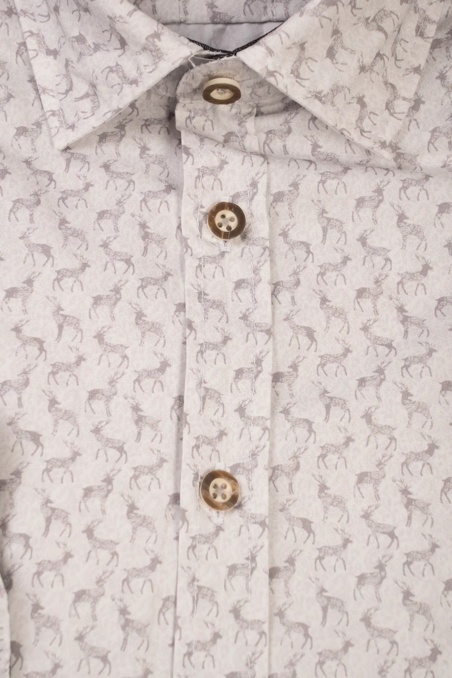 Flottes Trachtenhemd mit Hirschprint - Detail Knöpfe