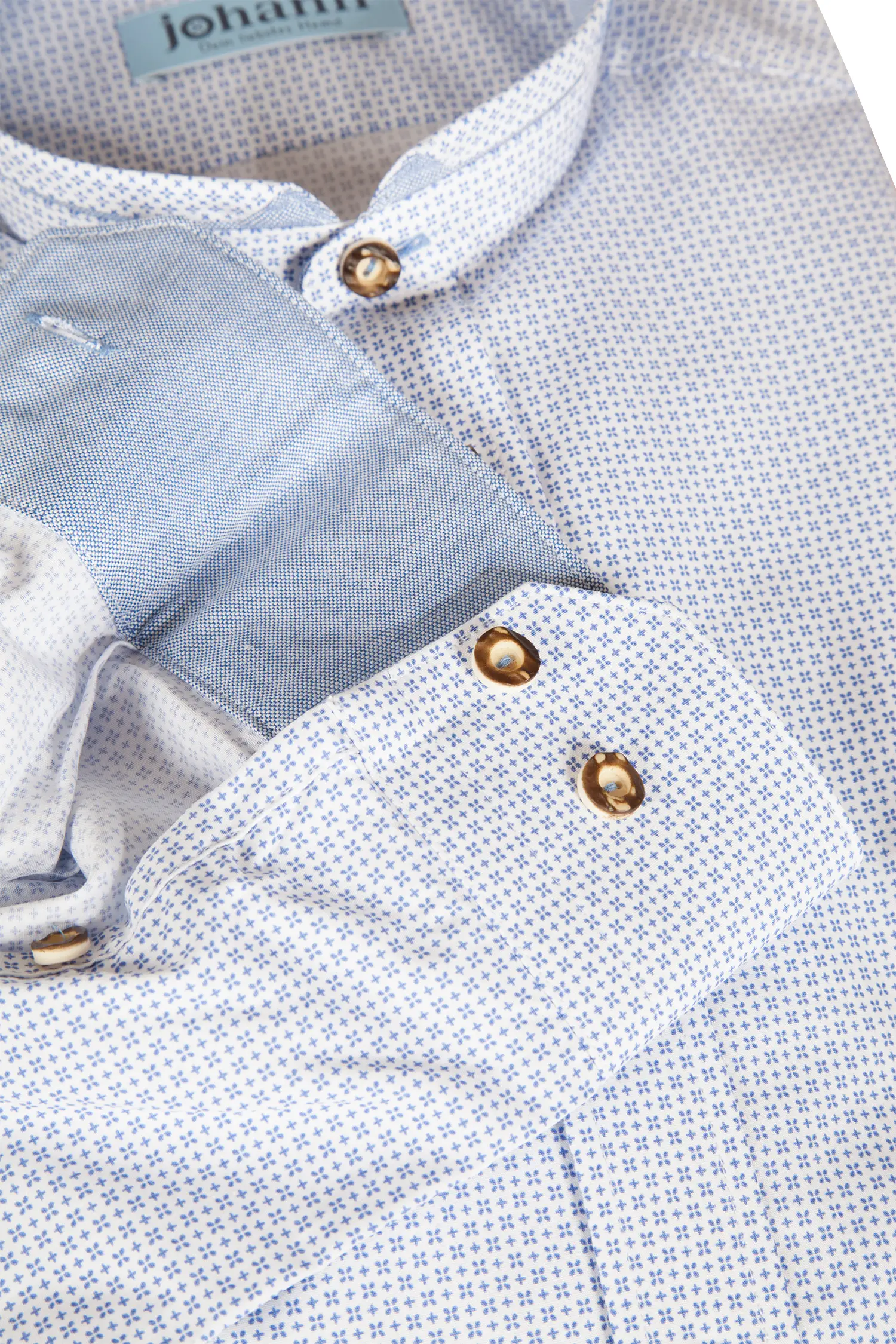 Trachtenhemd in weiß mit Muster in blau - Detail Ärmel