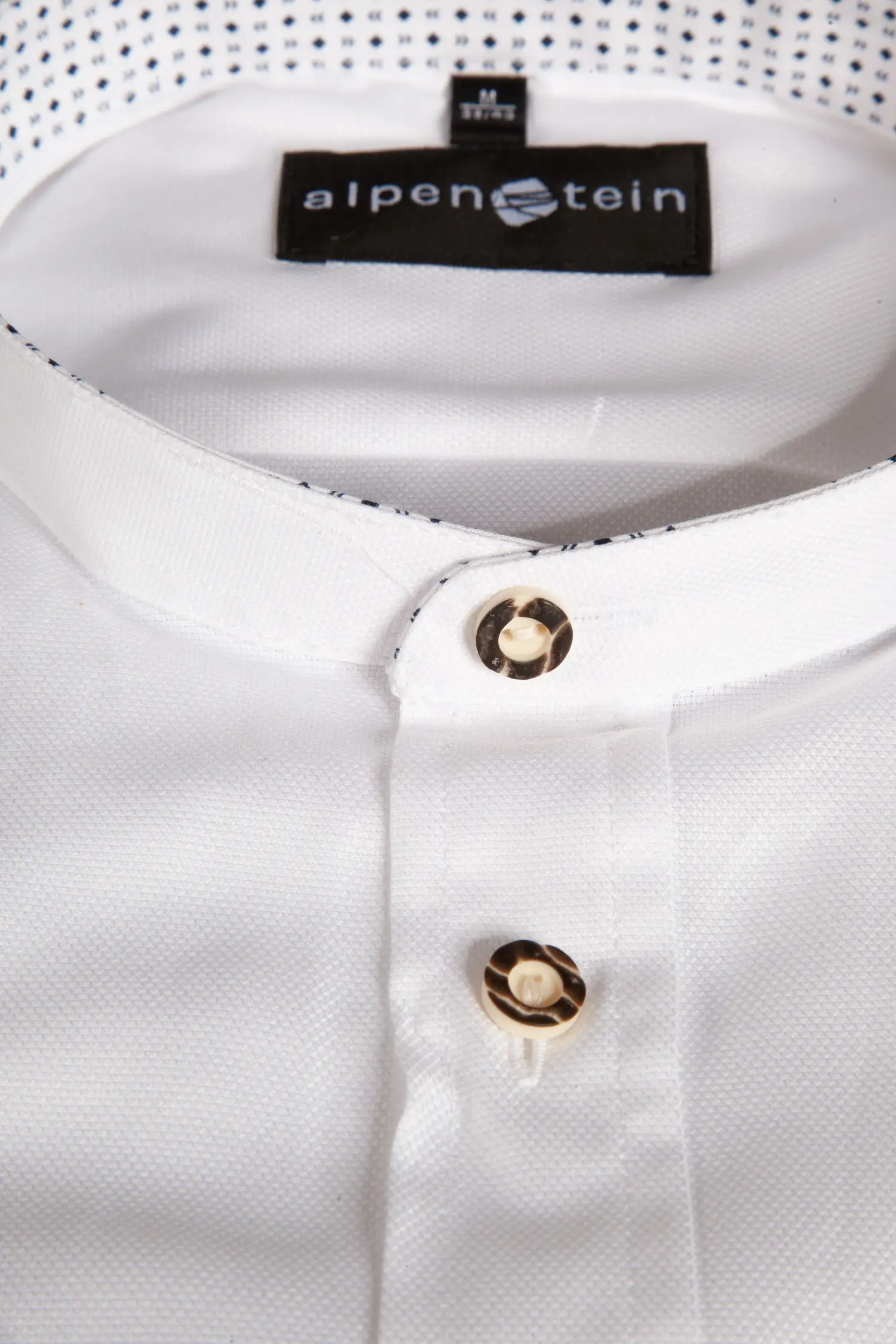 Trachtenhemd in weiß mit dunkelblauen Details - Detail Kragen