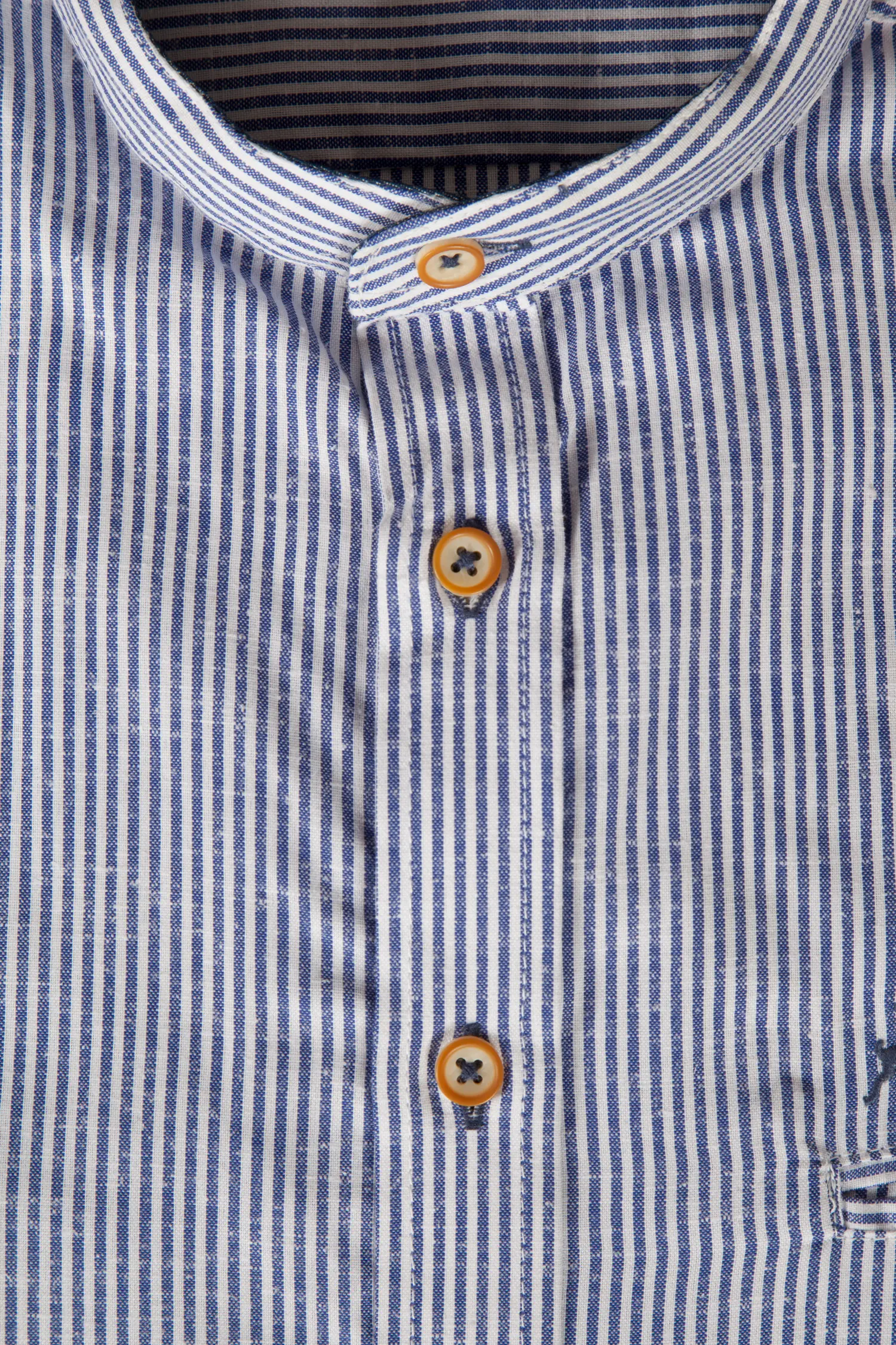 Trachtenhemd mit Streifen blau - Detail Knöpfe