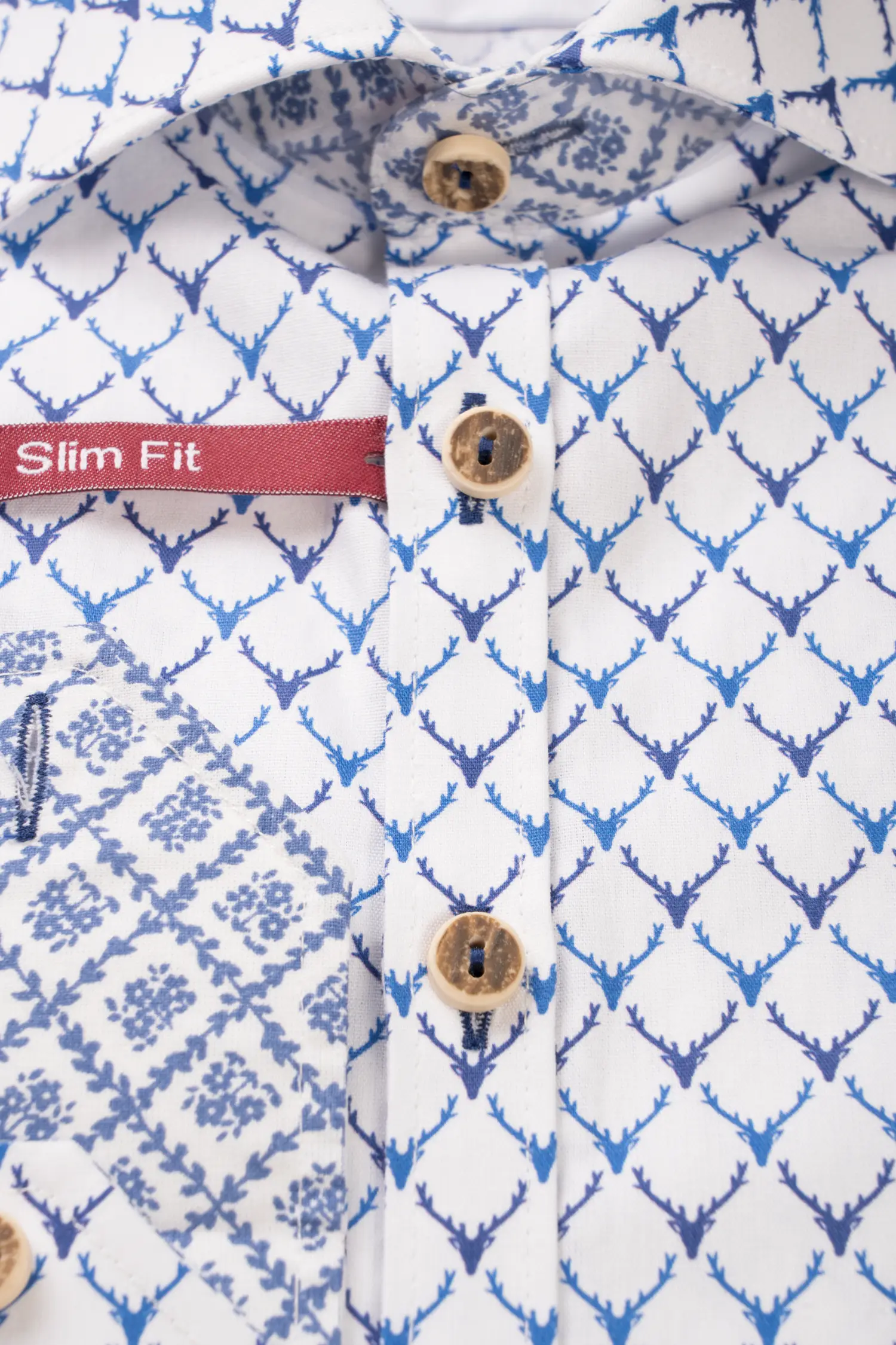 Modisches Trachtenhemd mit blauem Hirschprint Modisches Trachtenhemd mit blauem Hirschprint - Detail Knöpfe
