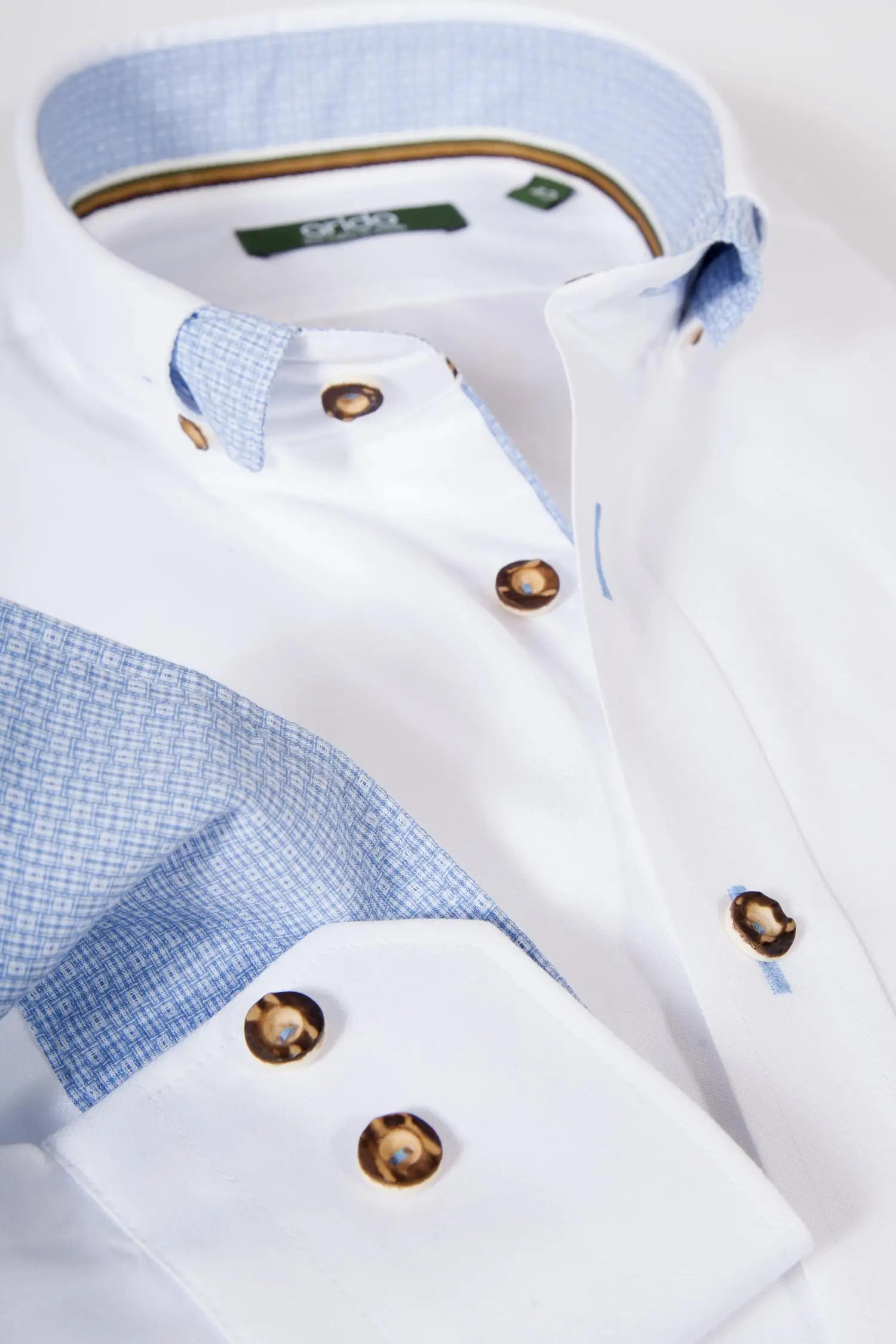 Trachtenhemd von arido in weiß mit hellblauen Details Detail